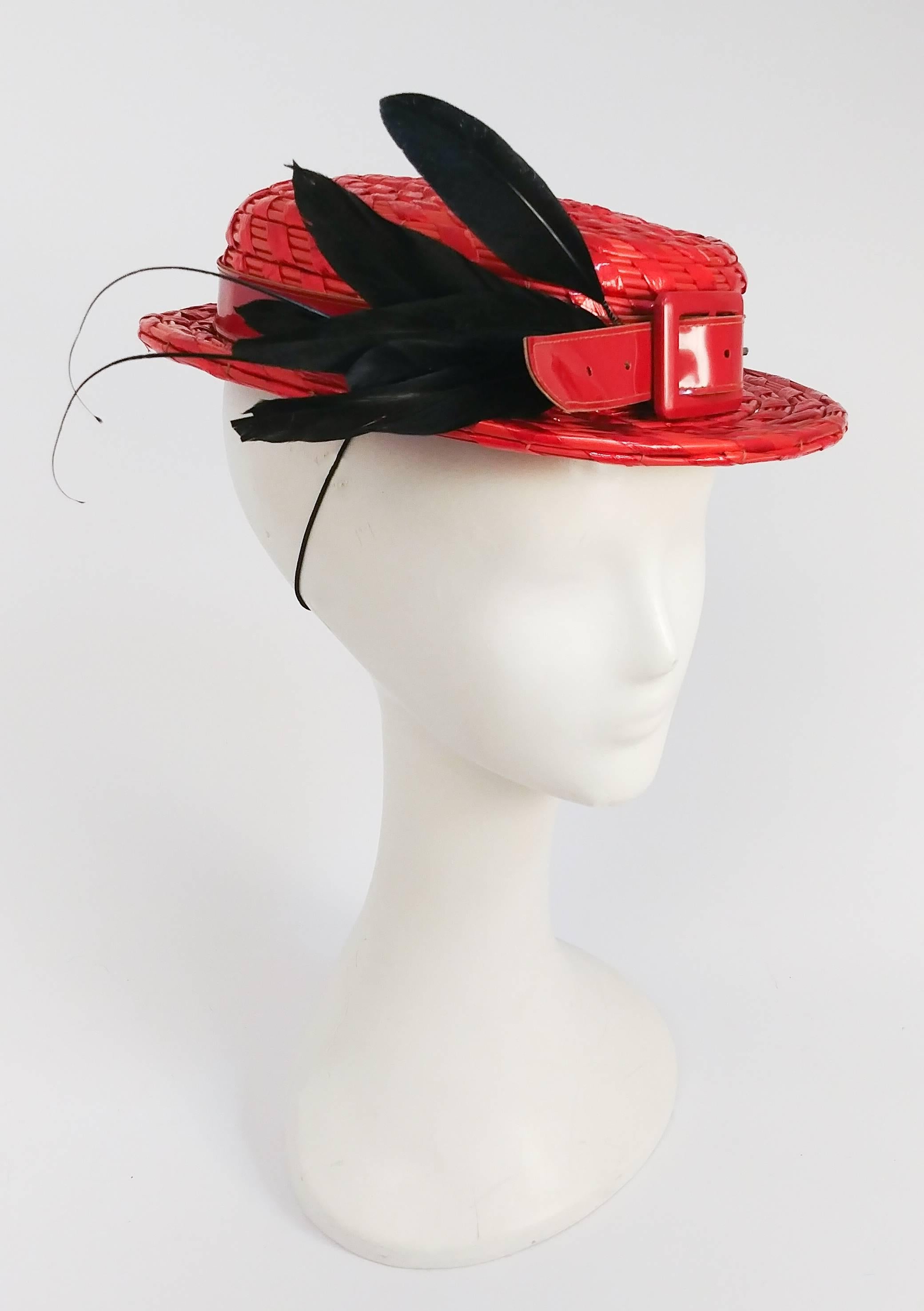 Chapeau rouge des années 1950 avec bandeau en cuir verni et plumes Pour femmes en vente