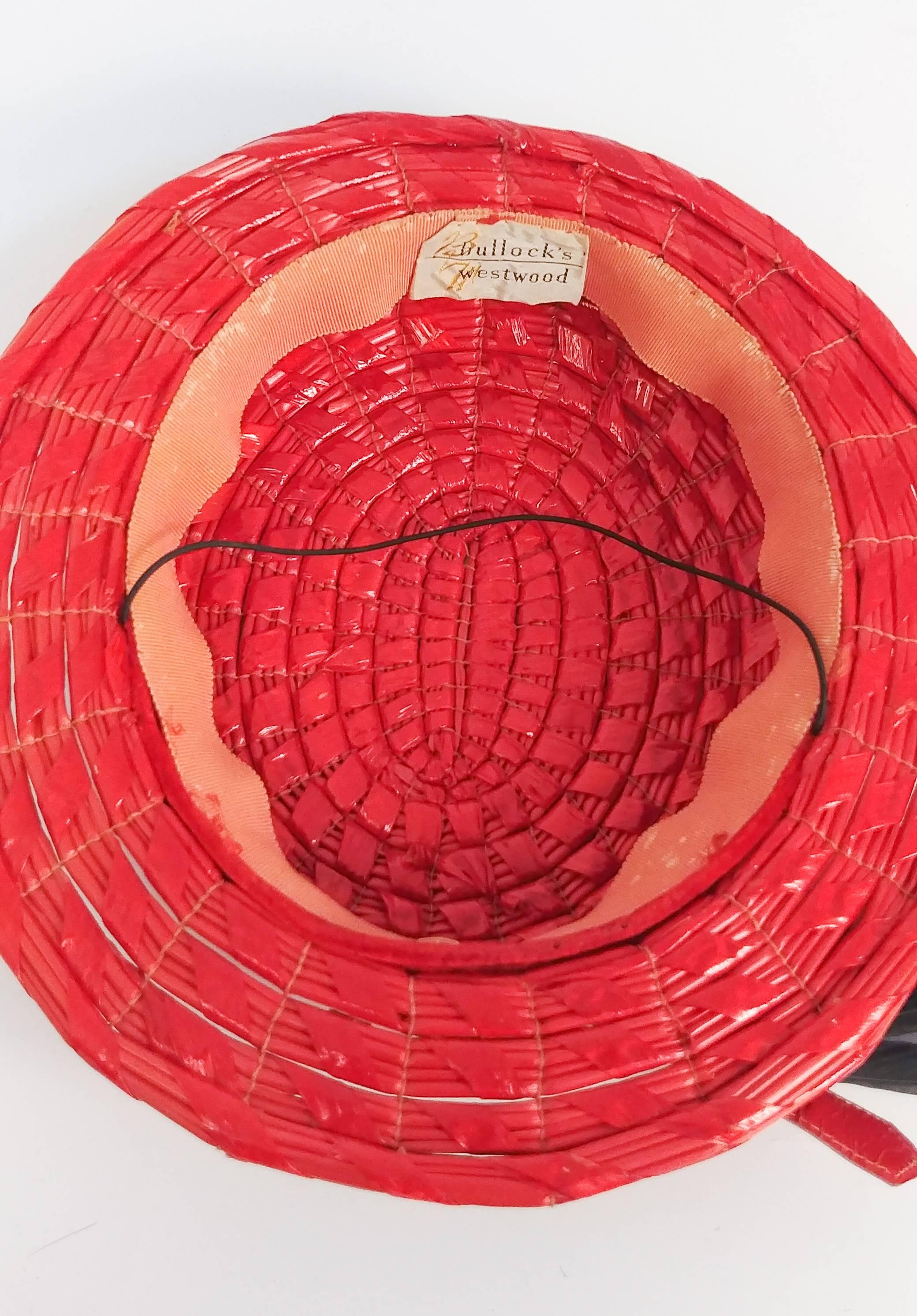 Chapeau rouge des années 1950 avec bandeau en cuir verni et plumes en vente 1
