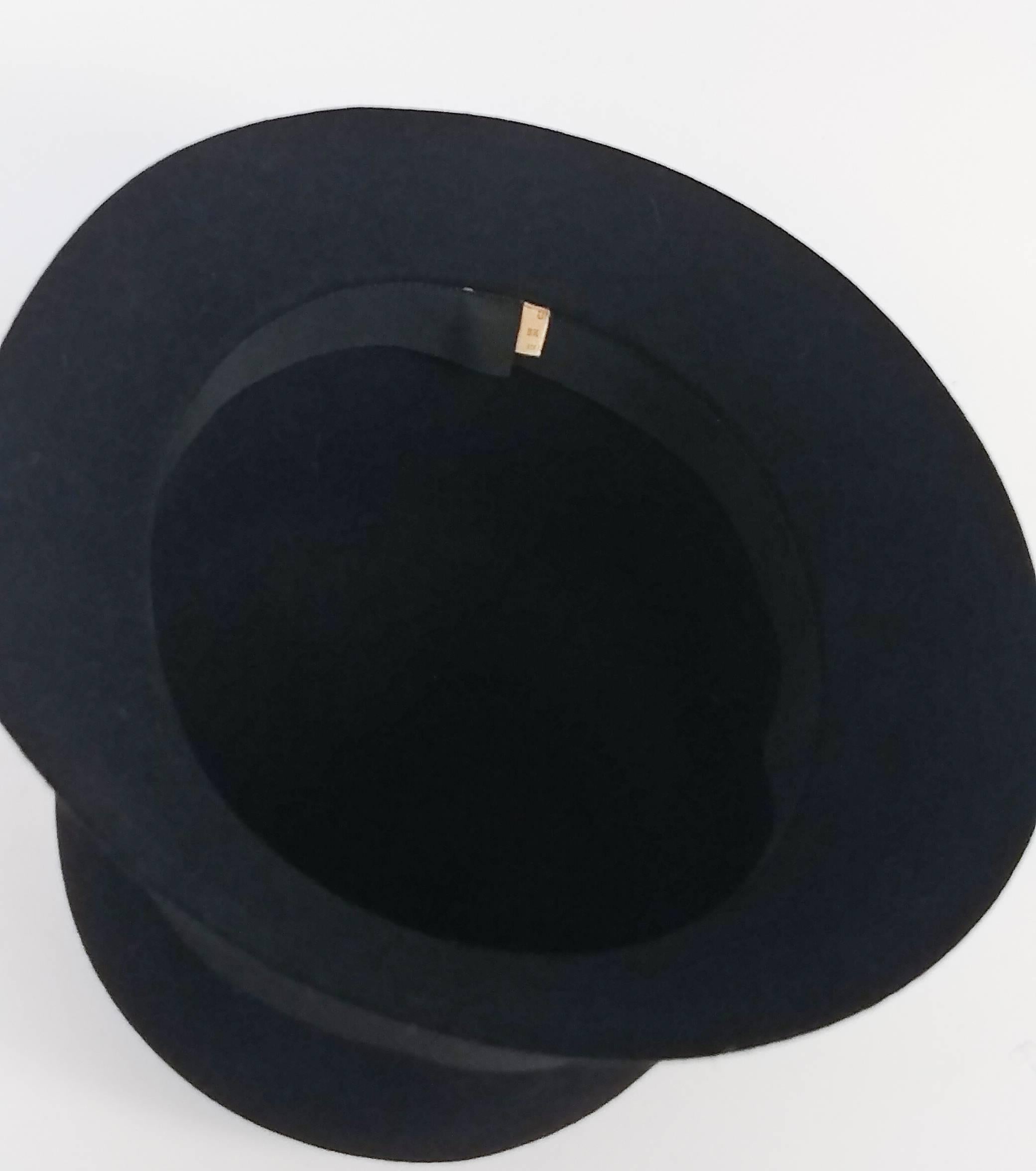 1960s Black Felt Cloche Hat w/ Large Ribbon Band In Excellent Condition In San Francisco, CA