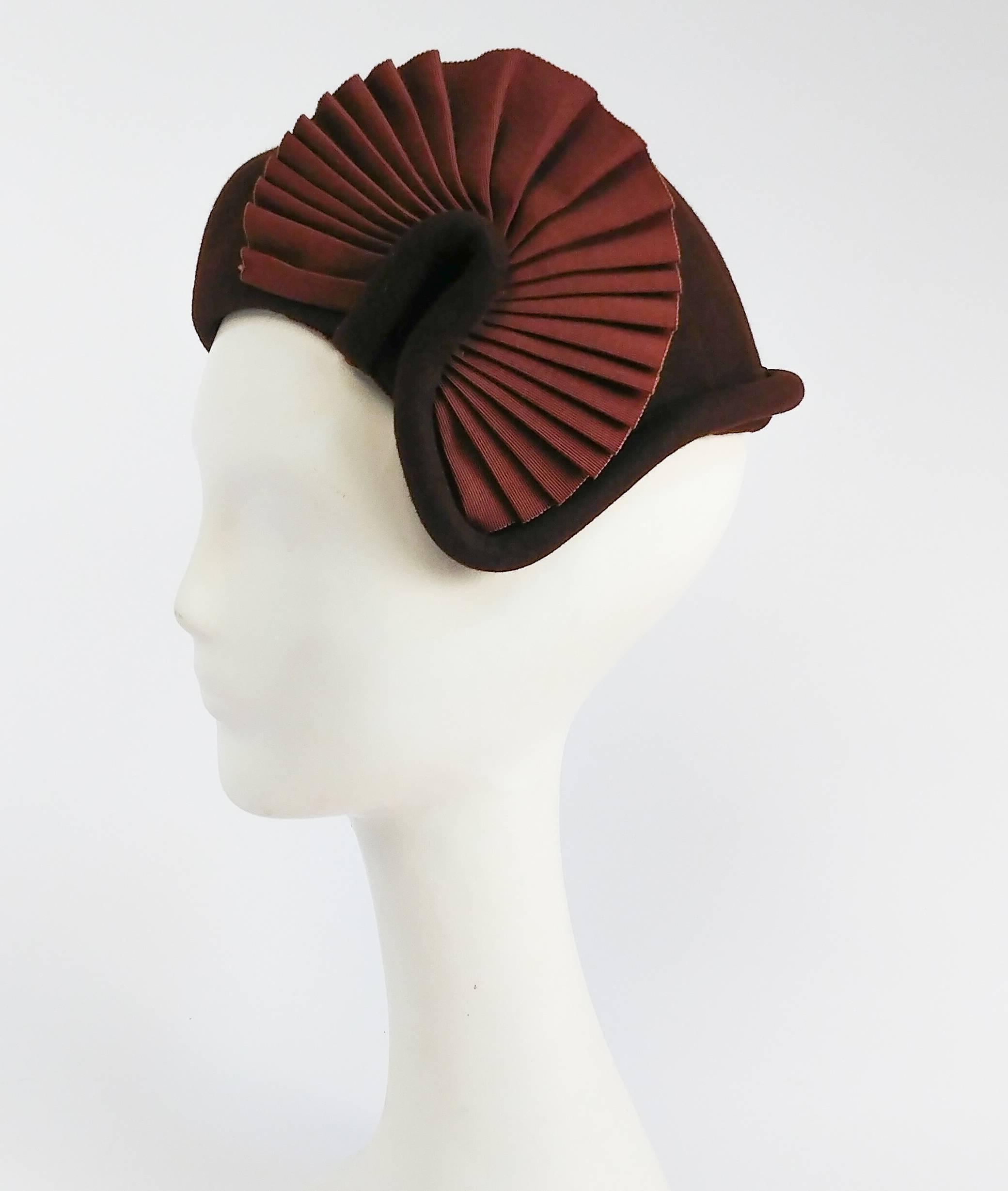 1930s Brown Felt Hat w/ Ruffled Fan. Grosgrain ribbon trim. 