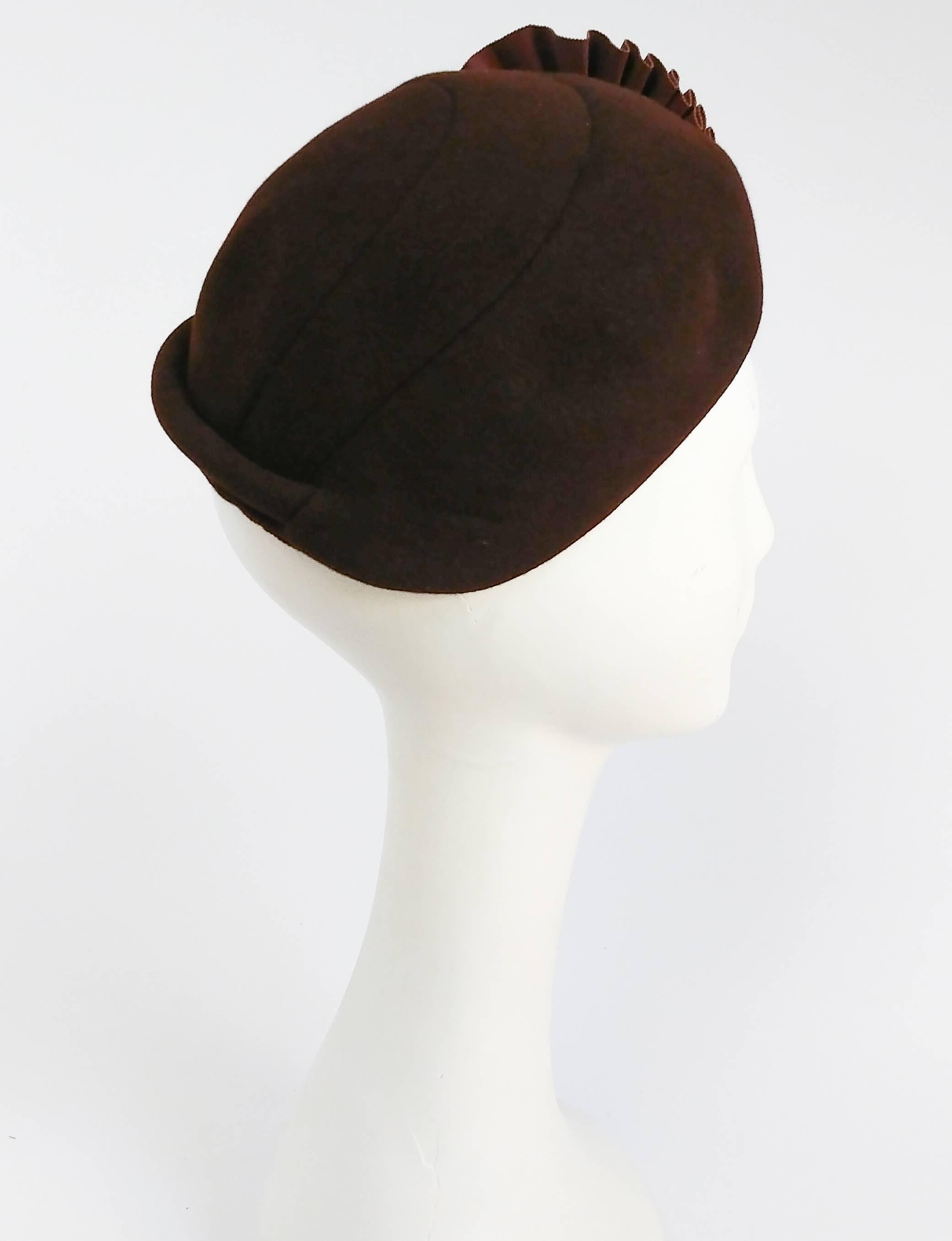 1930s Brown Felt Hat w/ Ruffled Fan In Good Condition In San Francisco, CA