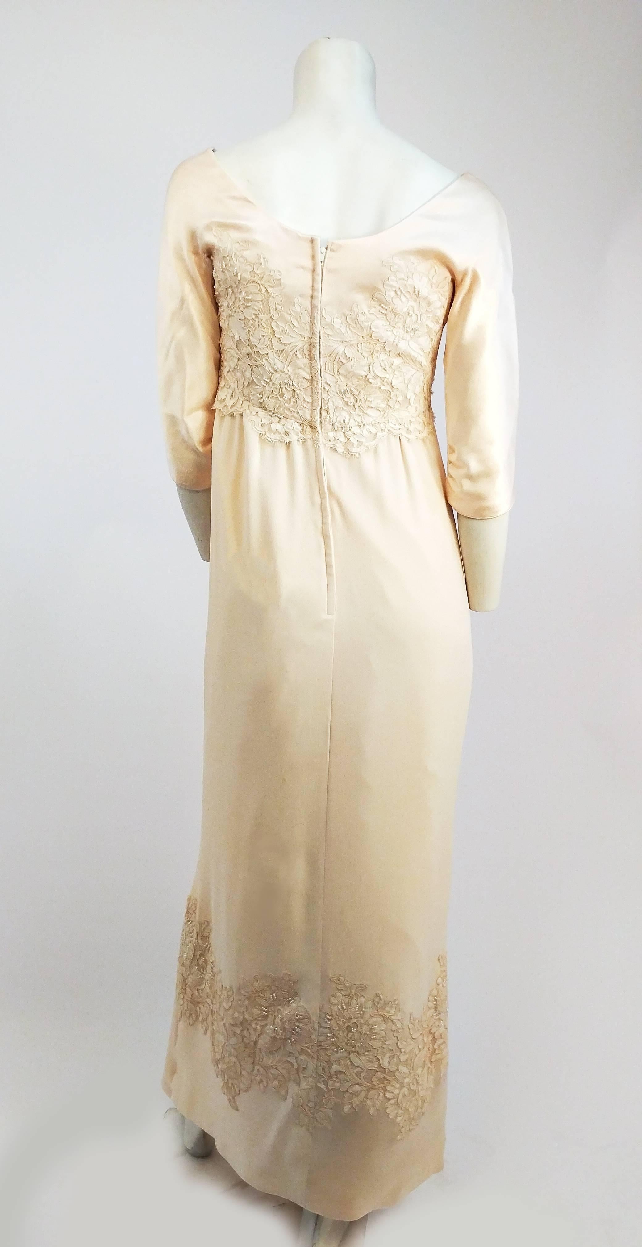 1960er Elfenbeinfarbenes Hochzeitskleid aus Seidenkrepp mit Perlenapplikation im Zustand „Hervorragend“ im Angebot in San Francisco, CA