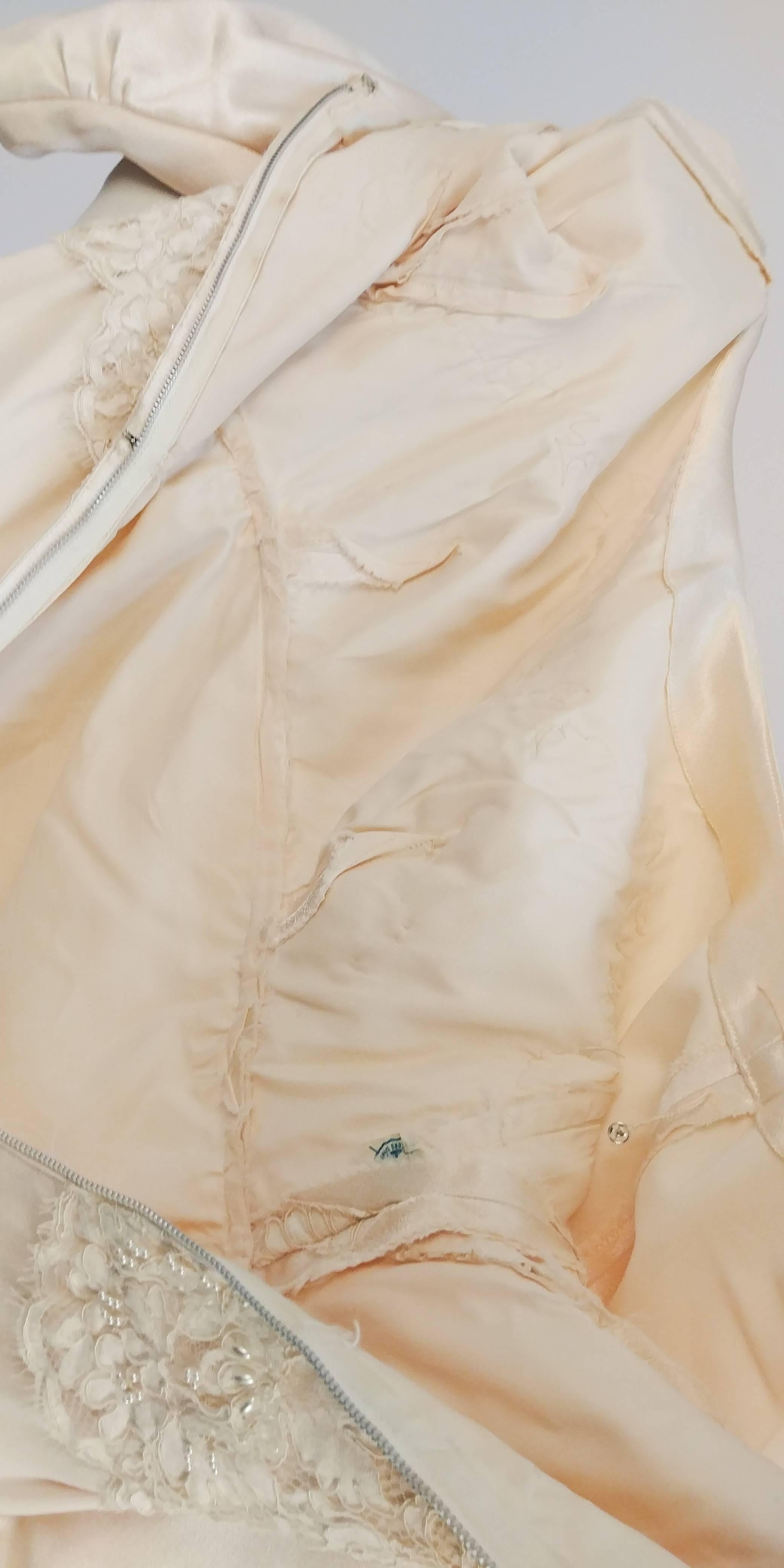 1960s Ivory Silk Crepe Wedding Dress w/ Beaded Applique For Sale 1