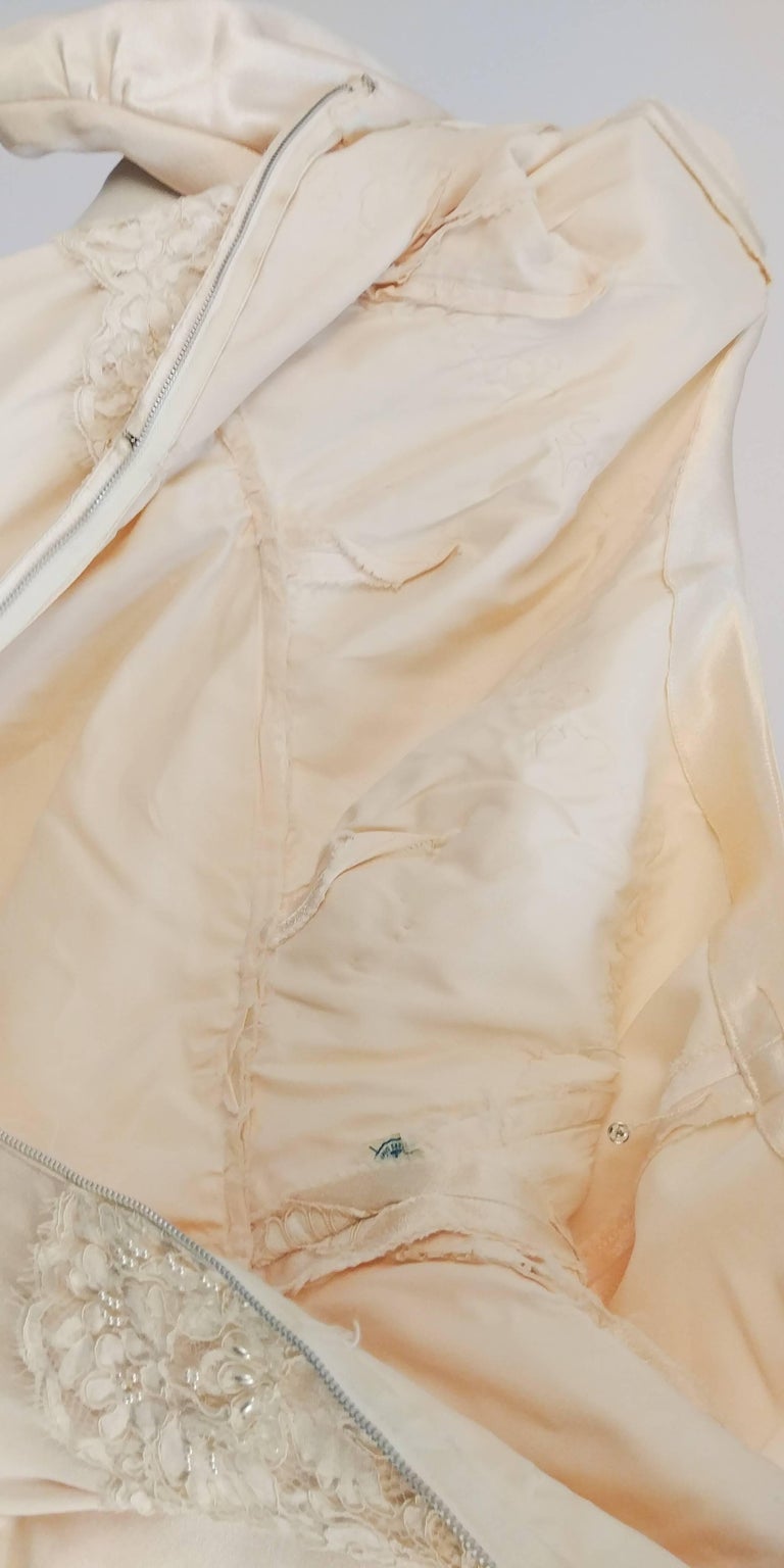 1960s Ivory Silk Crepe Wedding Dress w/ Beaded Applique For Sale 3