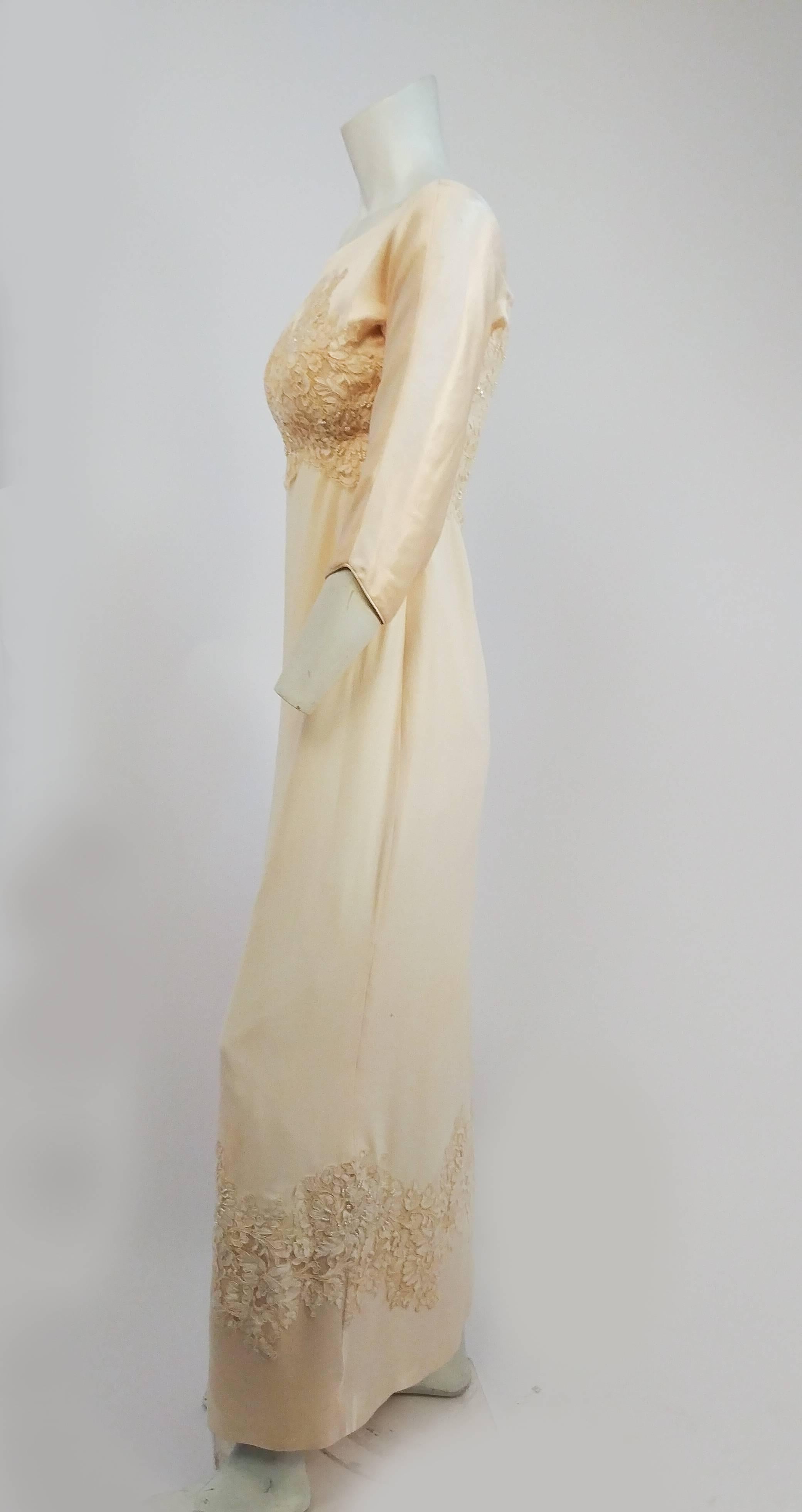 Beige 1960s Ivory Silk Crepe Wedding Dress with Beaded Applique (Robe de mariée en crêpe de soie ivoire avec application de perles) en vente