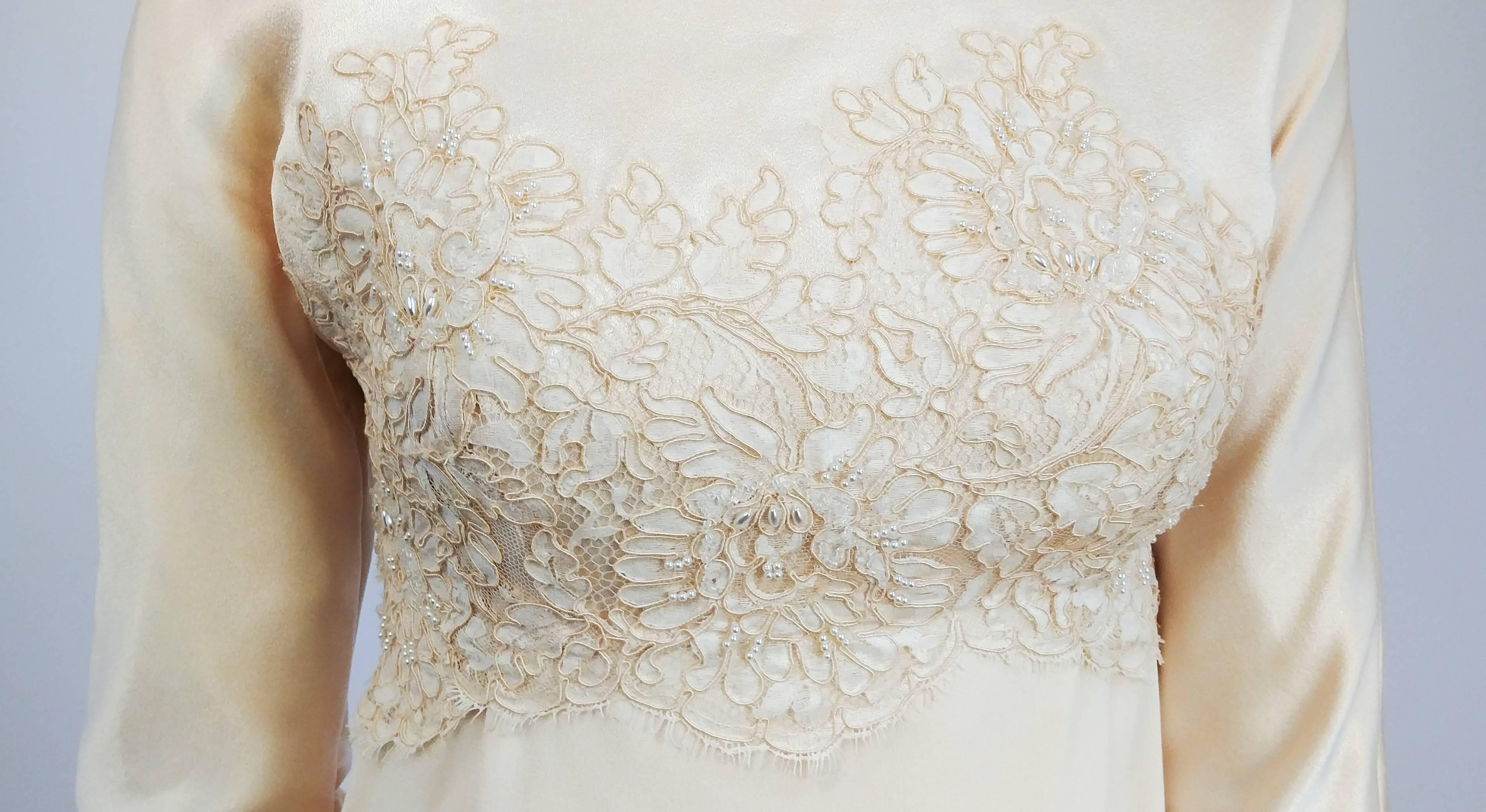 1960er Elfenbeinfarbenes Hochzeitskleid aus Seidenkrepp mit Perlenapplikation im Angebot 1