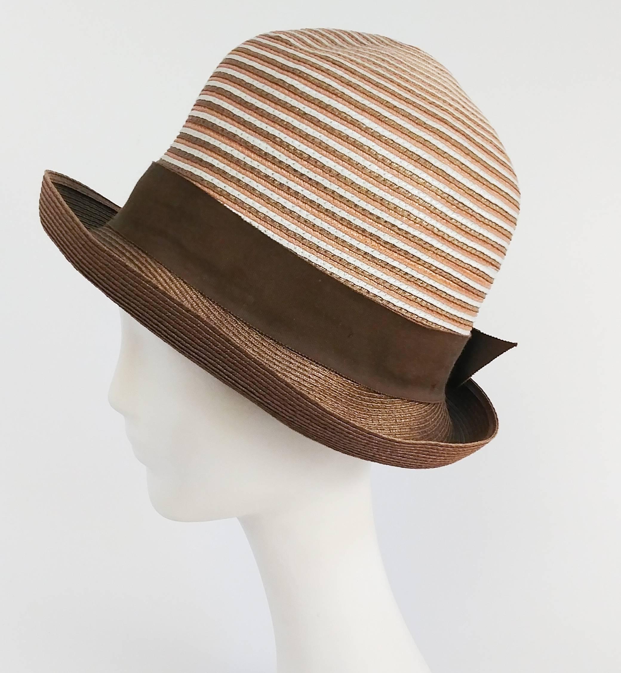 Cappello a conchiglia in tessuto marrone e bianco degli anni '60. Vestibilità piccola.