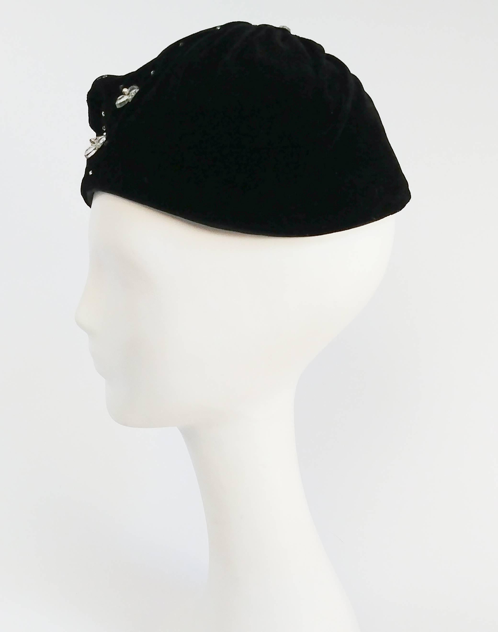 1940s Black Velvet Hat w/ Beading In Good Condition For Sale In San Francisco, CA