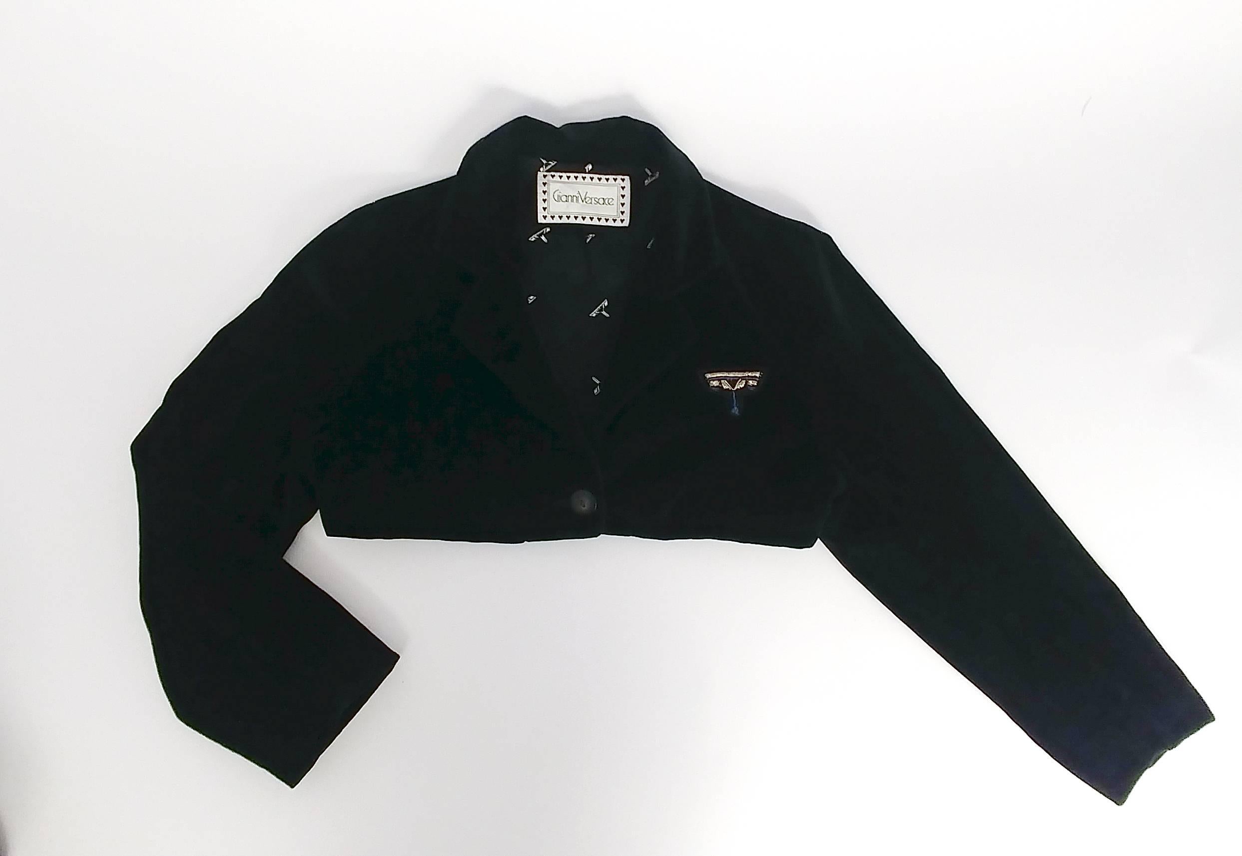 1980er Gianni Versace Samt Ultra Cropped Jacket. Metallische Logostickerei. Einzelner Knopfverschluss vorne. Bedrucktes Futter. 