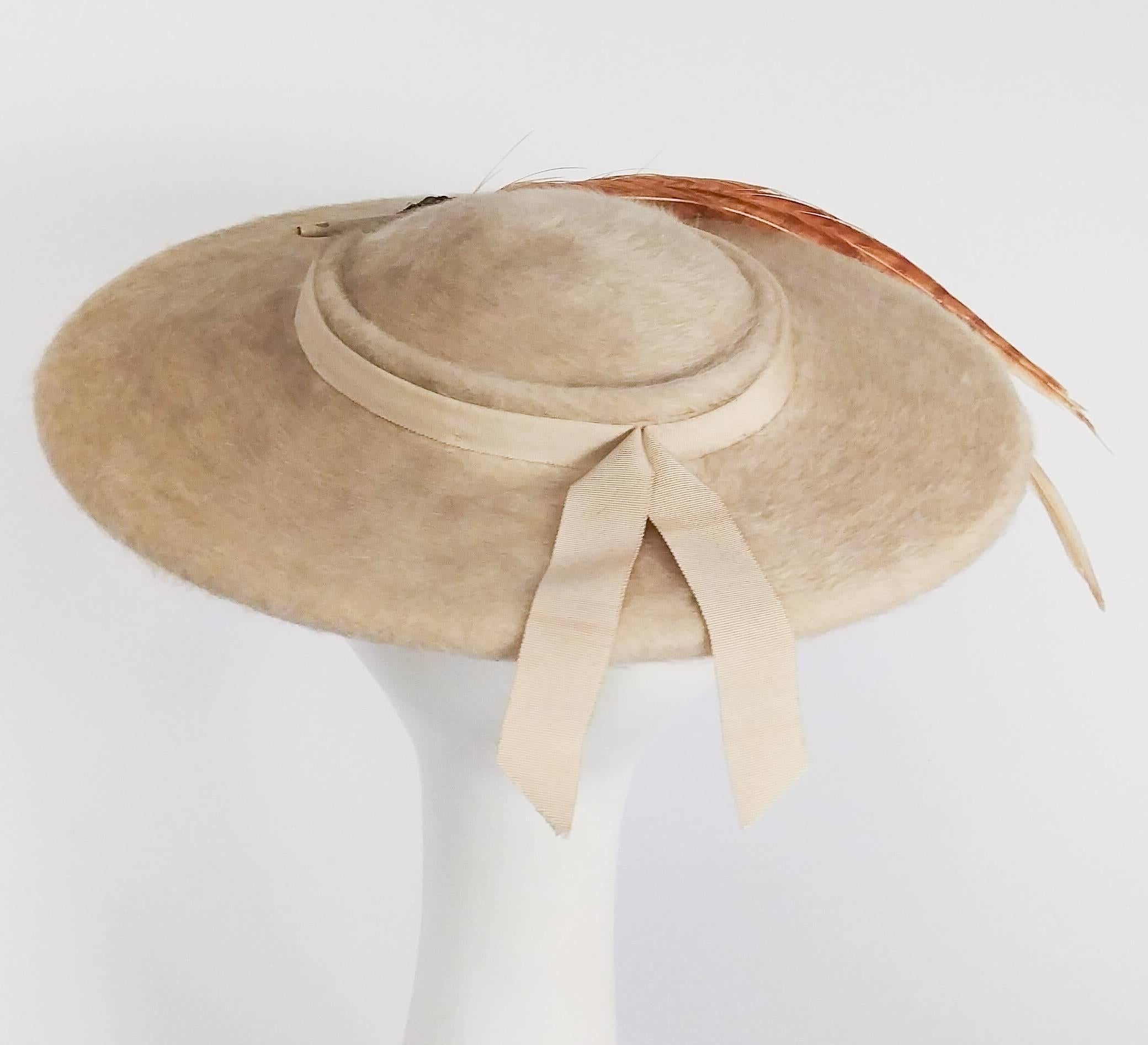 1950s Cream Felt Wide Saucer Hat with Pheasant Feather In Good Condition In San Francisco, CA