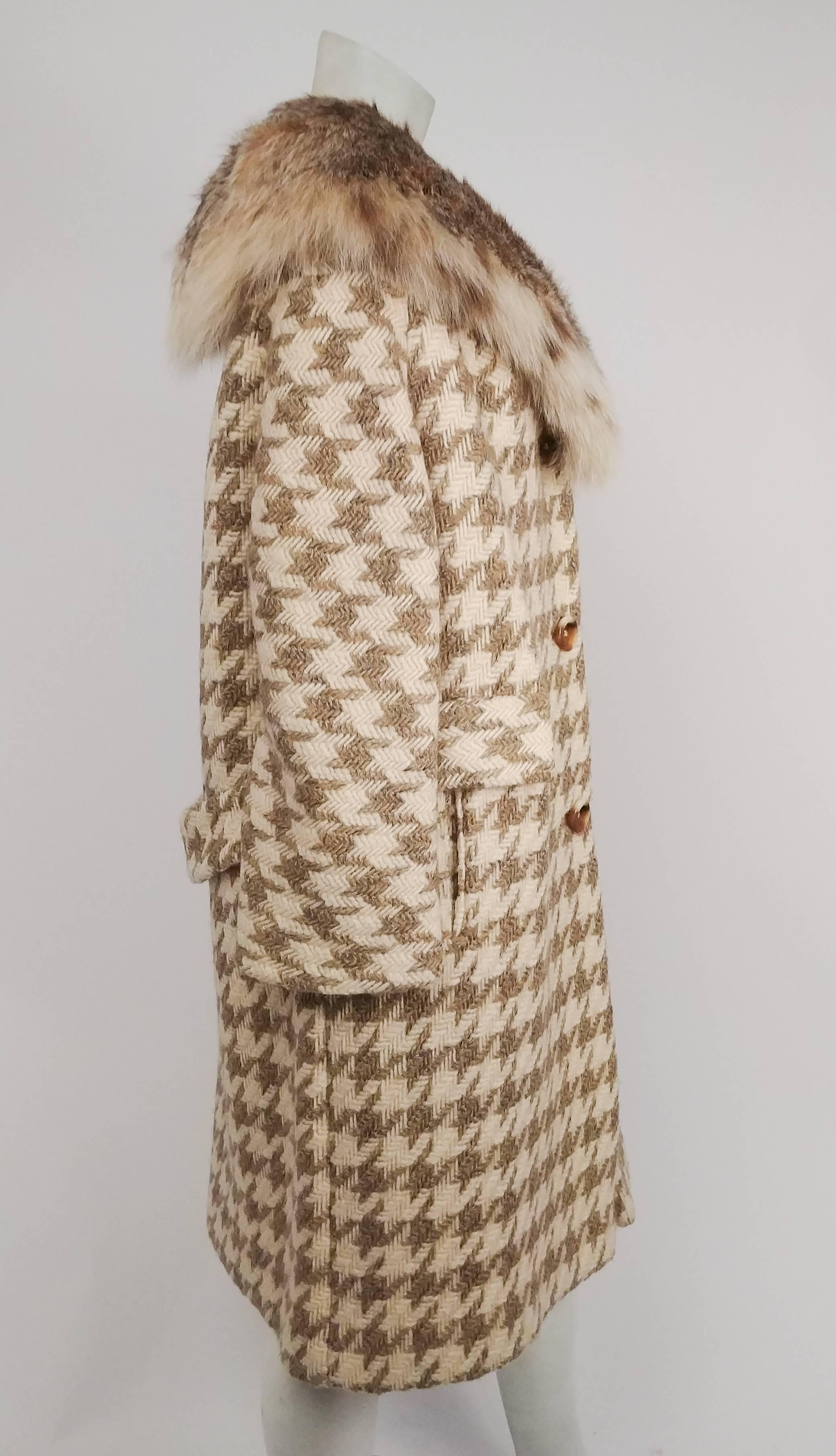 1960s Tan Herringbone Wool Coat wi/ Fox Fur Collar. Loose fit. Fuax horn buttons. 