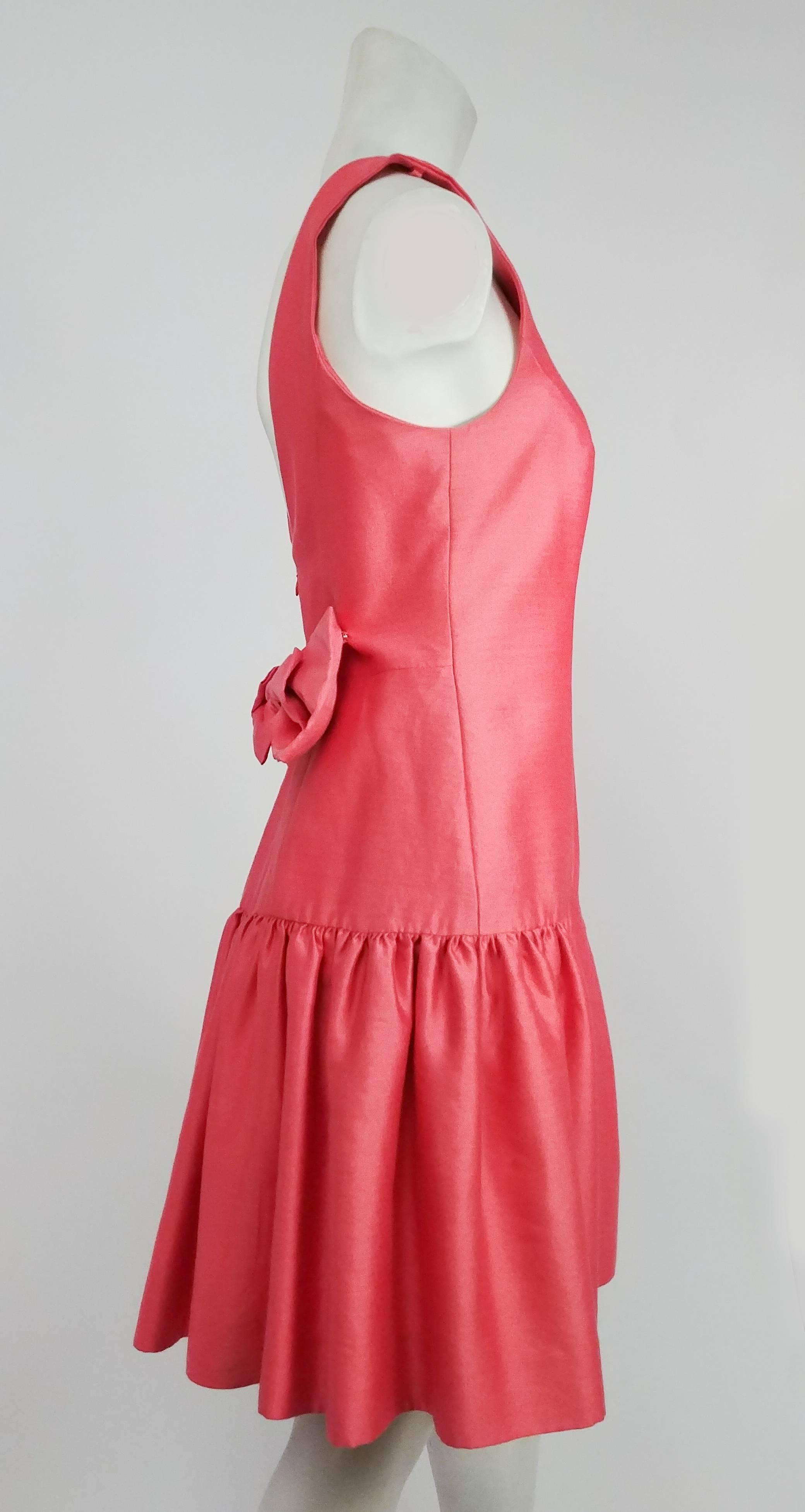 1990er Jahre Rosa Kleid mit niedriger Taille und Rüschen. Reißverschlüsse auf der Rückseite bis zu einem niedrigen V-Punkt, eine Schleife in der Mitte des Rückens kann auf einer Seite befestigt werden. 