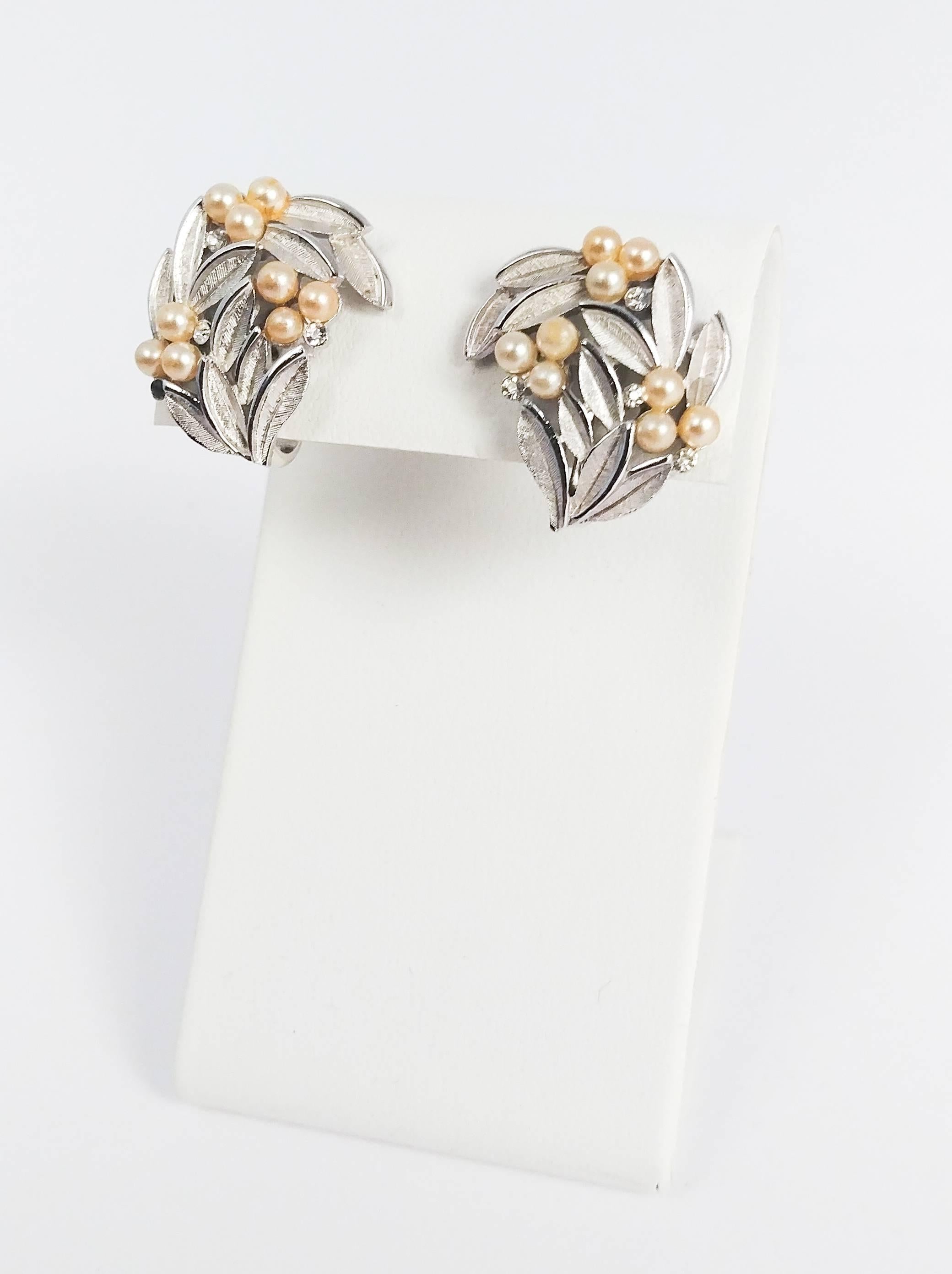 1960s Trifari Faux Pearl Bouquet Clip On Earrings In Excellent Condition In San Francisco, CA