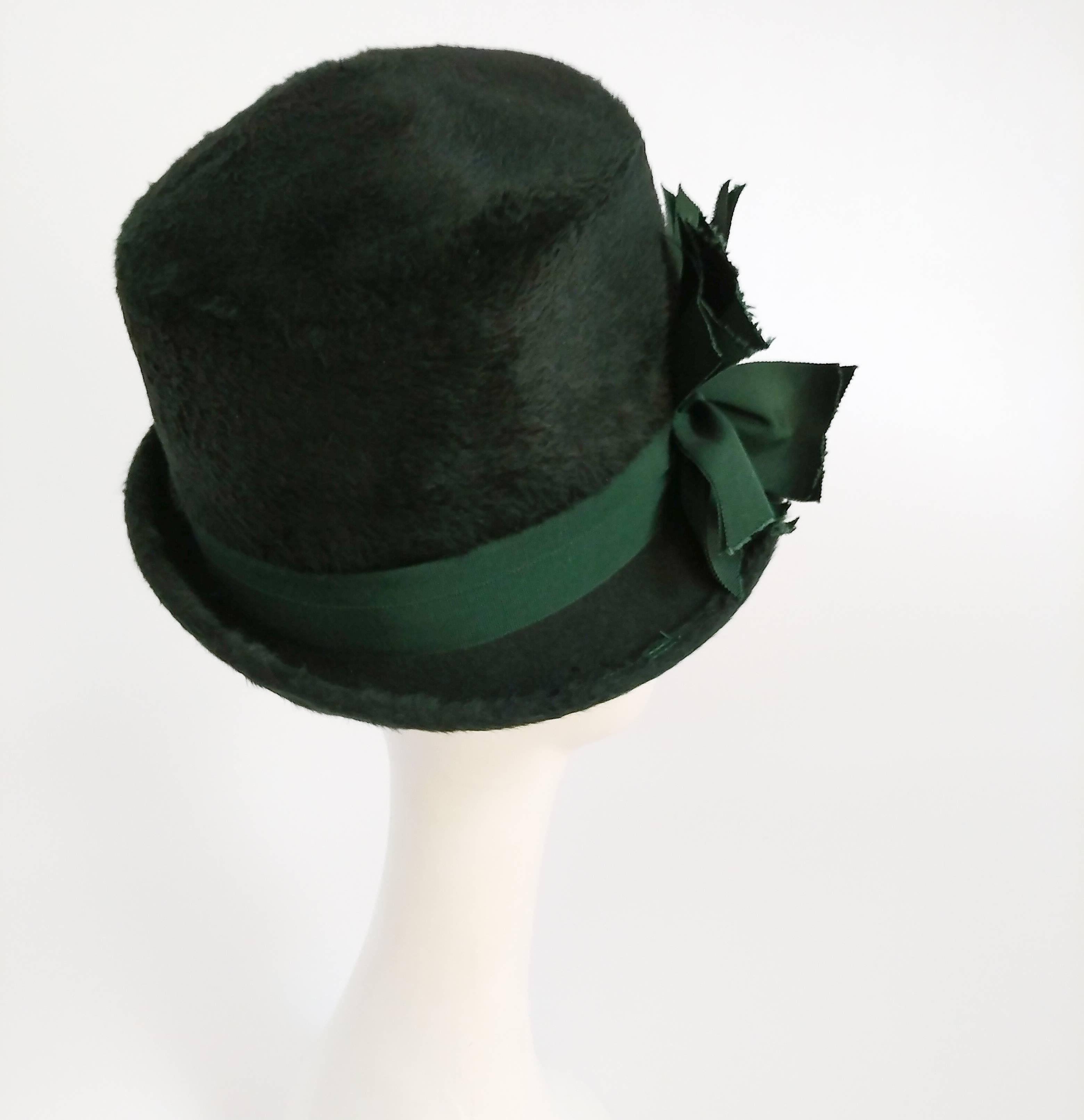 1940s Emerald Green Felt Hat with Decorative Bow In Excellent Condition In San Francisco, CA