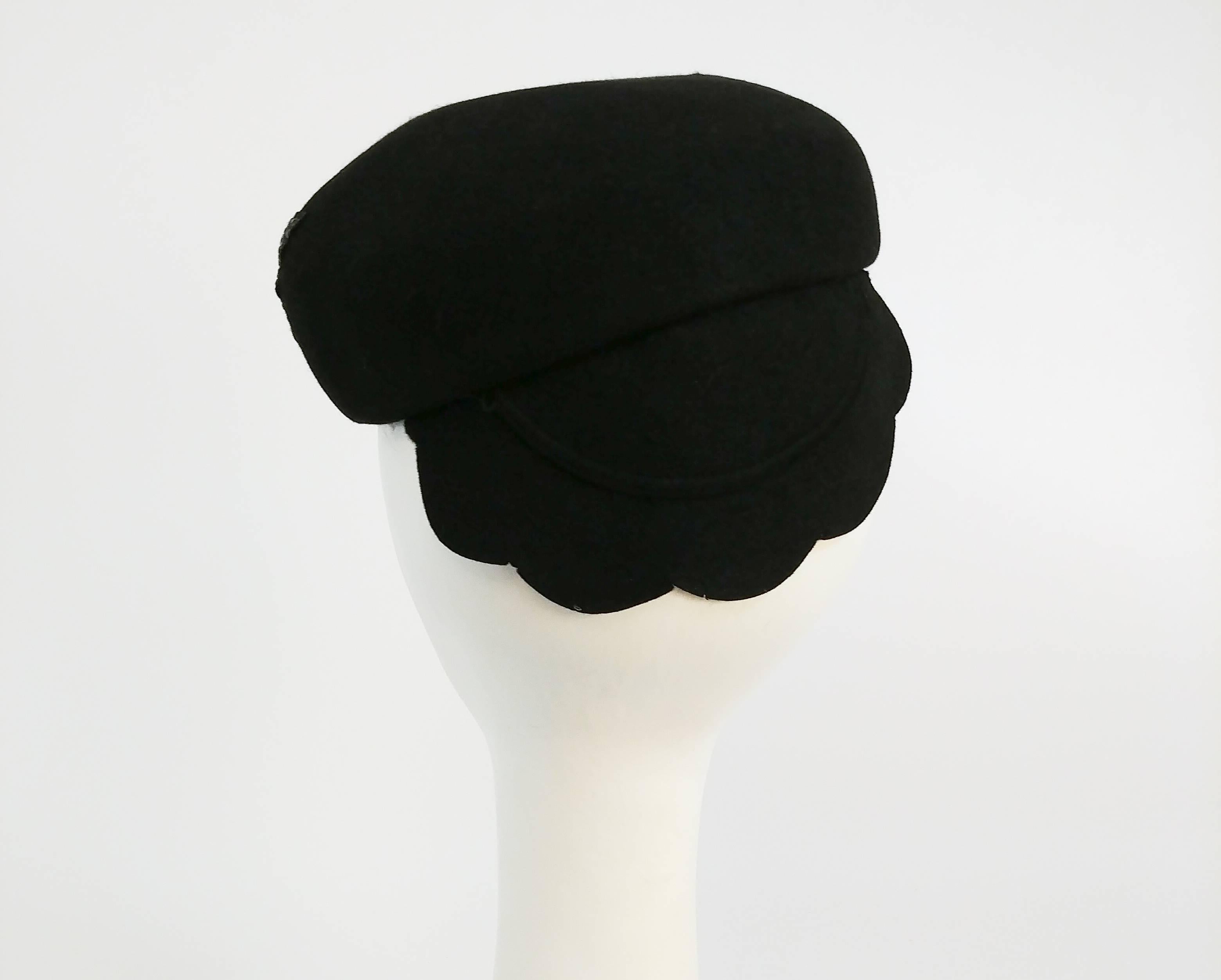 1930s Black Felt Hat with Rhinestone Side Bow In Good Condition For Sale In San Francisco, CA