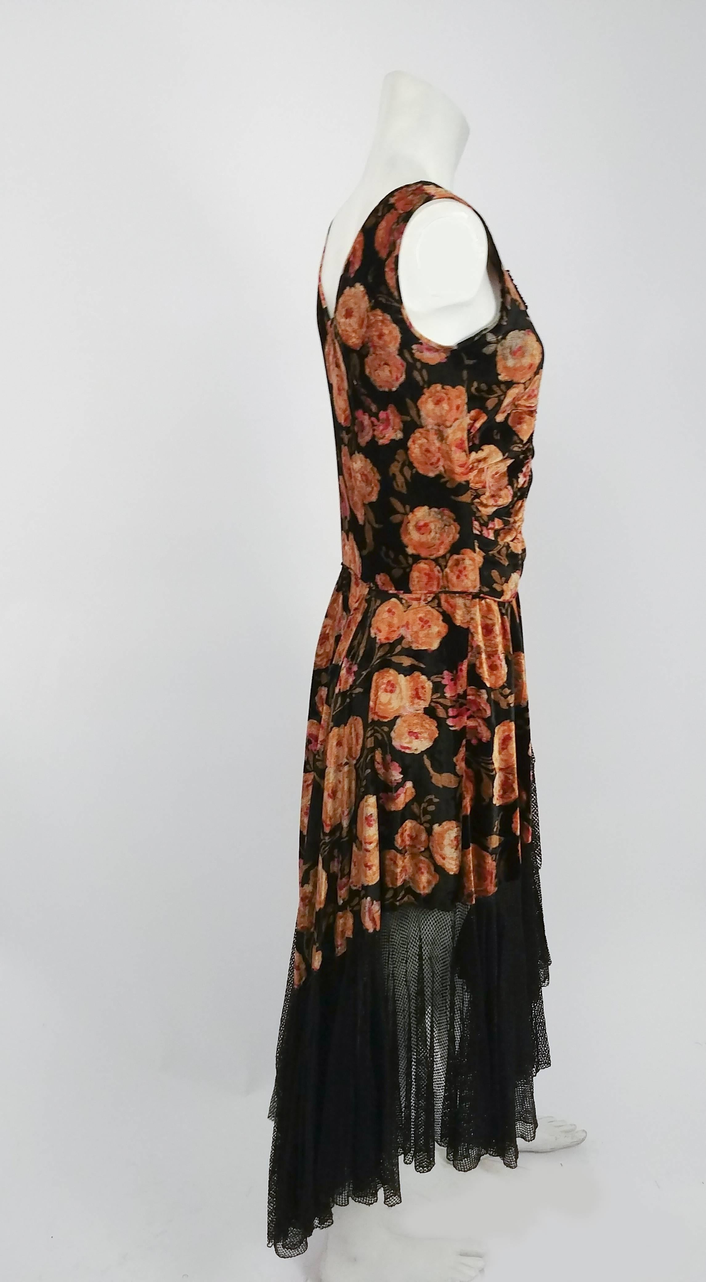 Noir Robe en velours à fleurs des années 1920 avec appliques perlées noires en vente