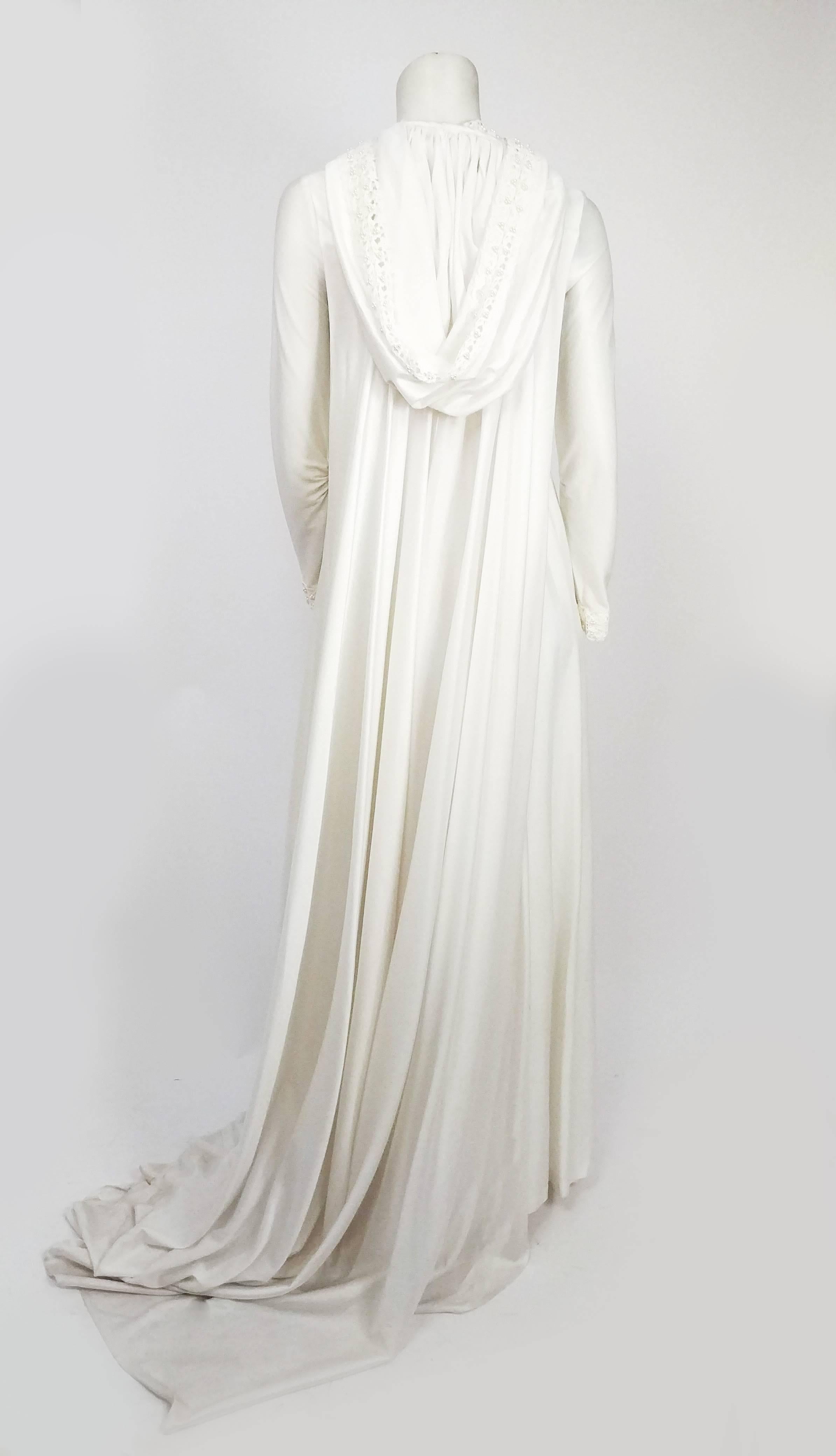 1970s White Maxi Dress w/ Hood & Cape In Good Condition In San Francisco, CA