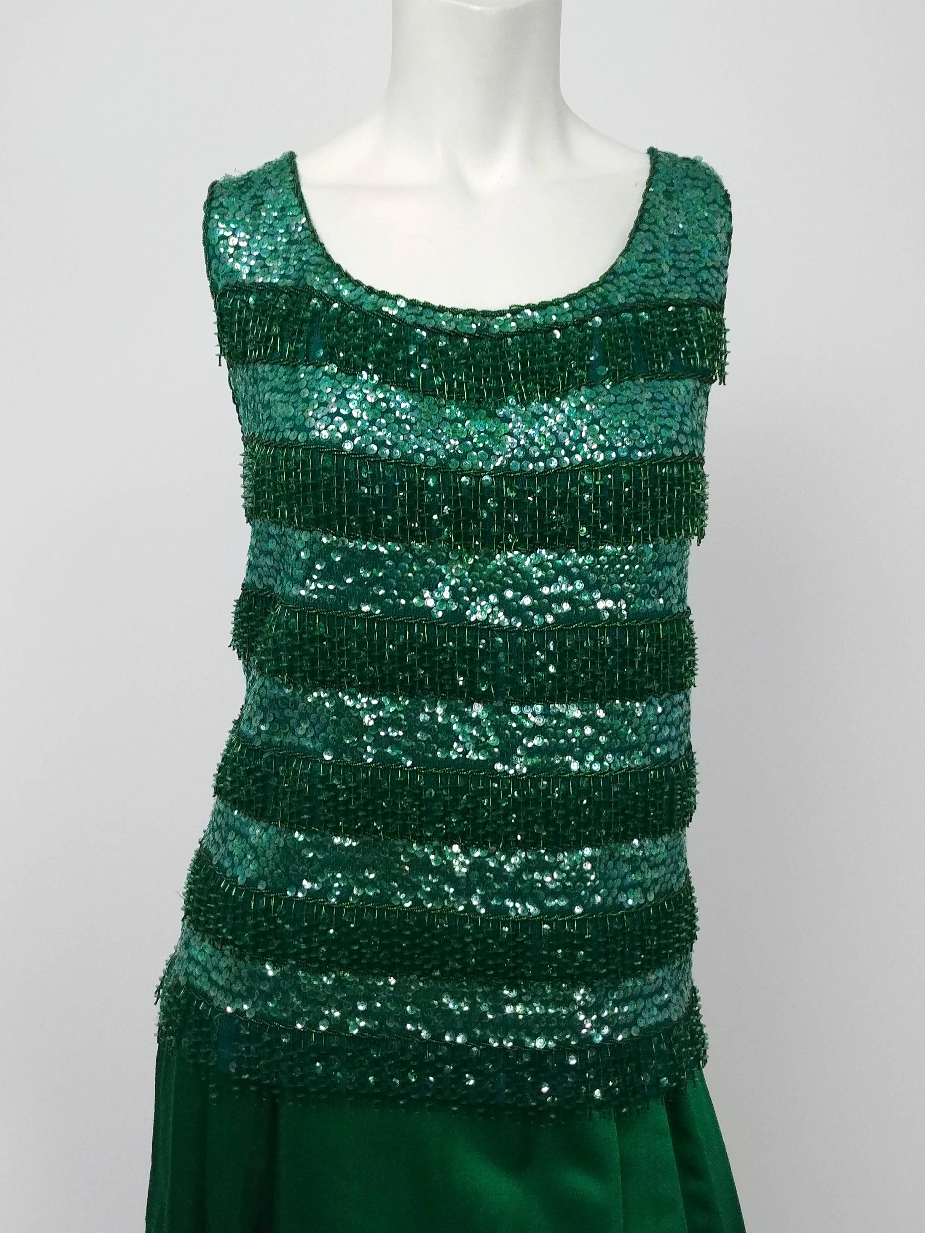 Haut de soirée à sequins vert émeraude et jupe de soirée en satin, années 1960 Excellent état - En vente à San Francisco, CA