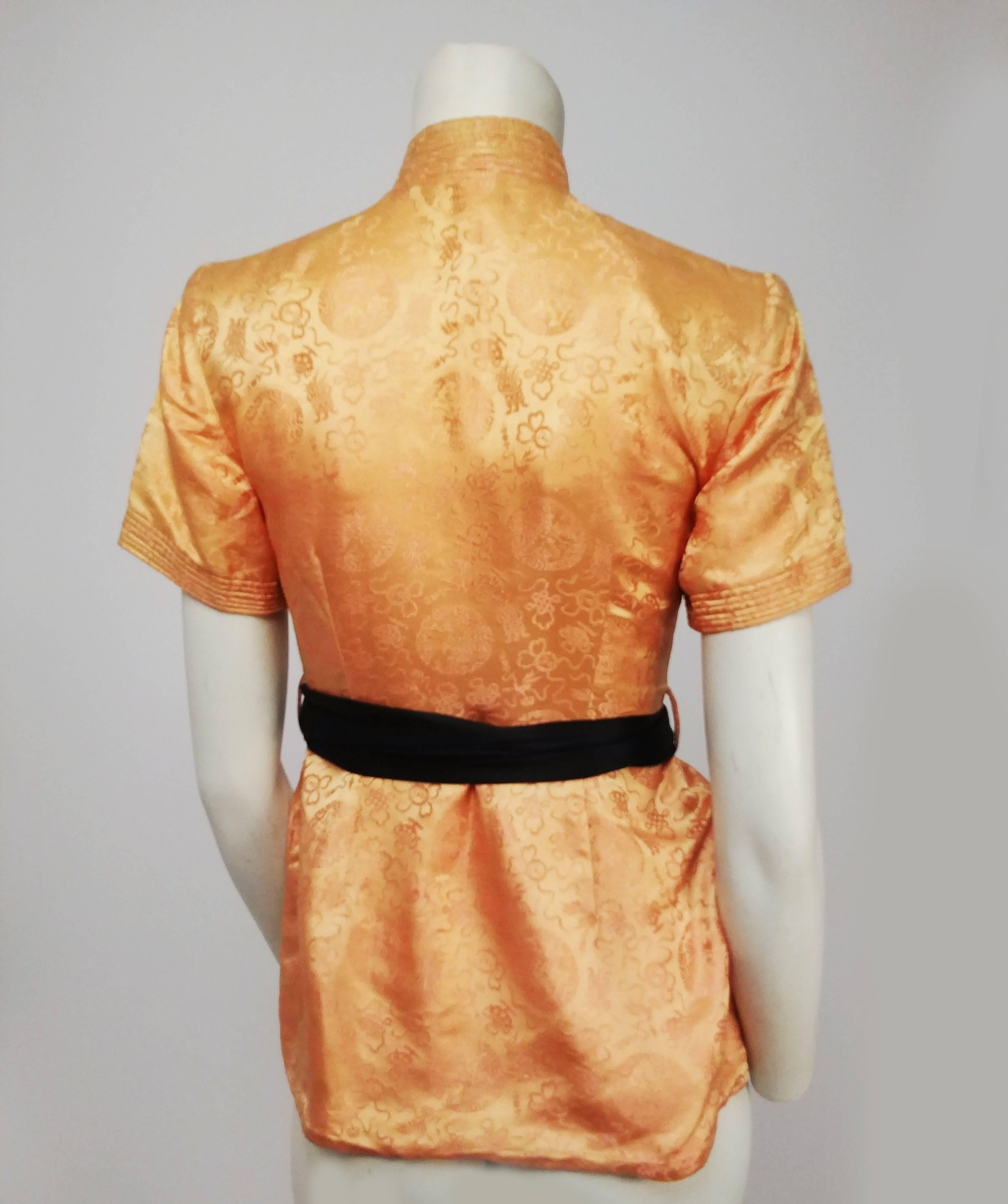 1940er Jahre Chinesischer Stil Bluse mit hohem Kragen und Schleifenschärpe im Zustand „Gut“ im Angebot in San Francisco, CA