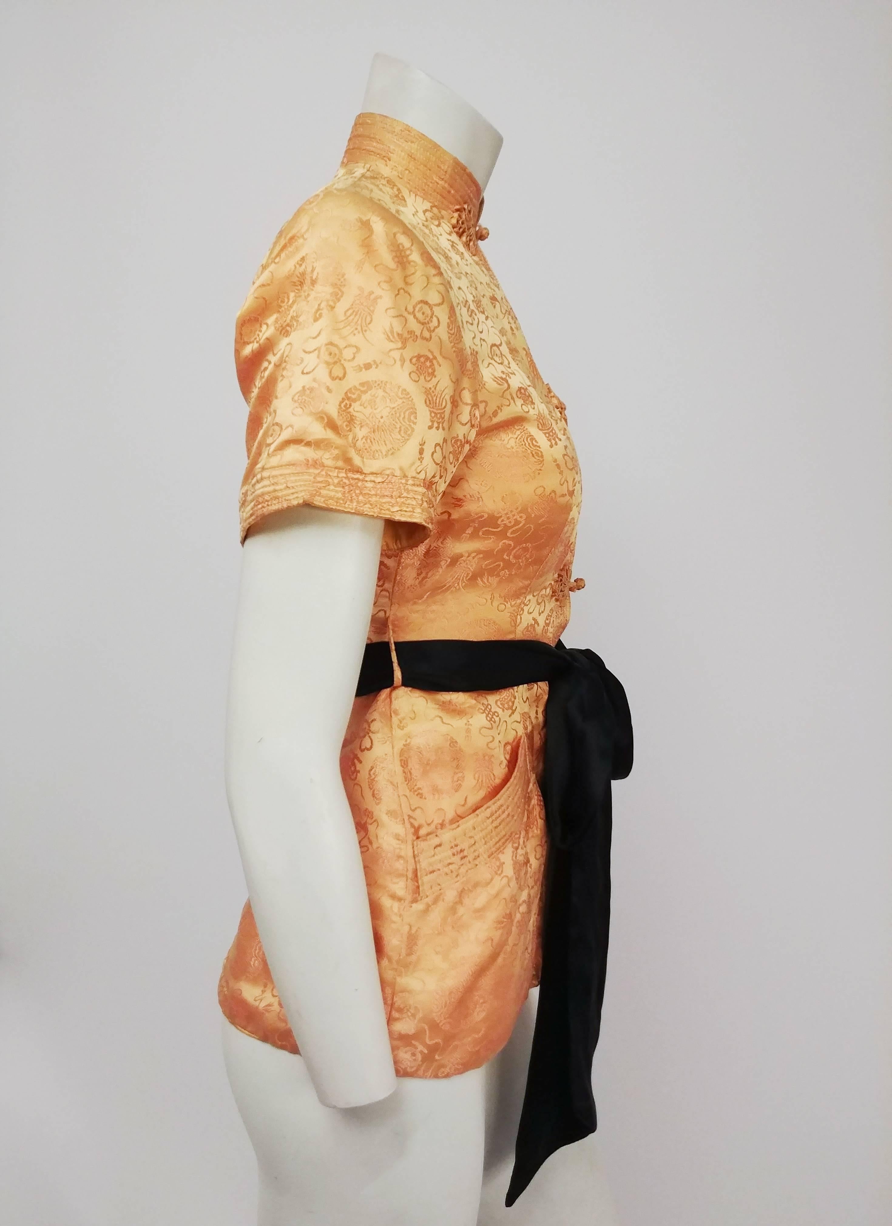 1940er Jahre Chinesischer Stil Bluse mit hohem Kragen und Schleifenschärpe (Braun) im Angebot
