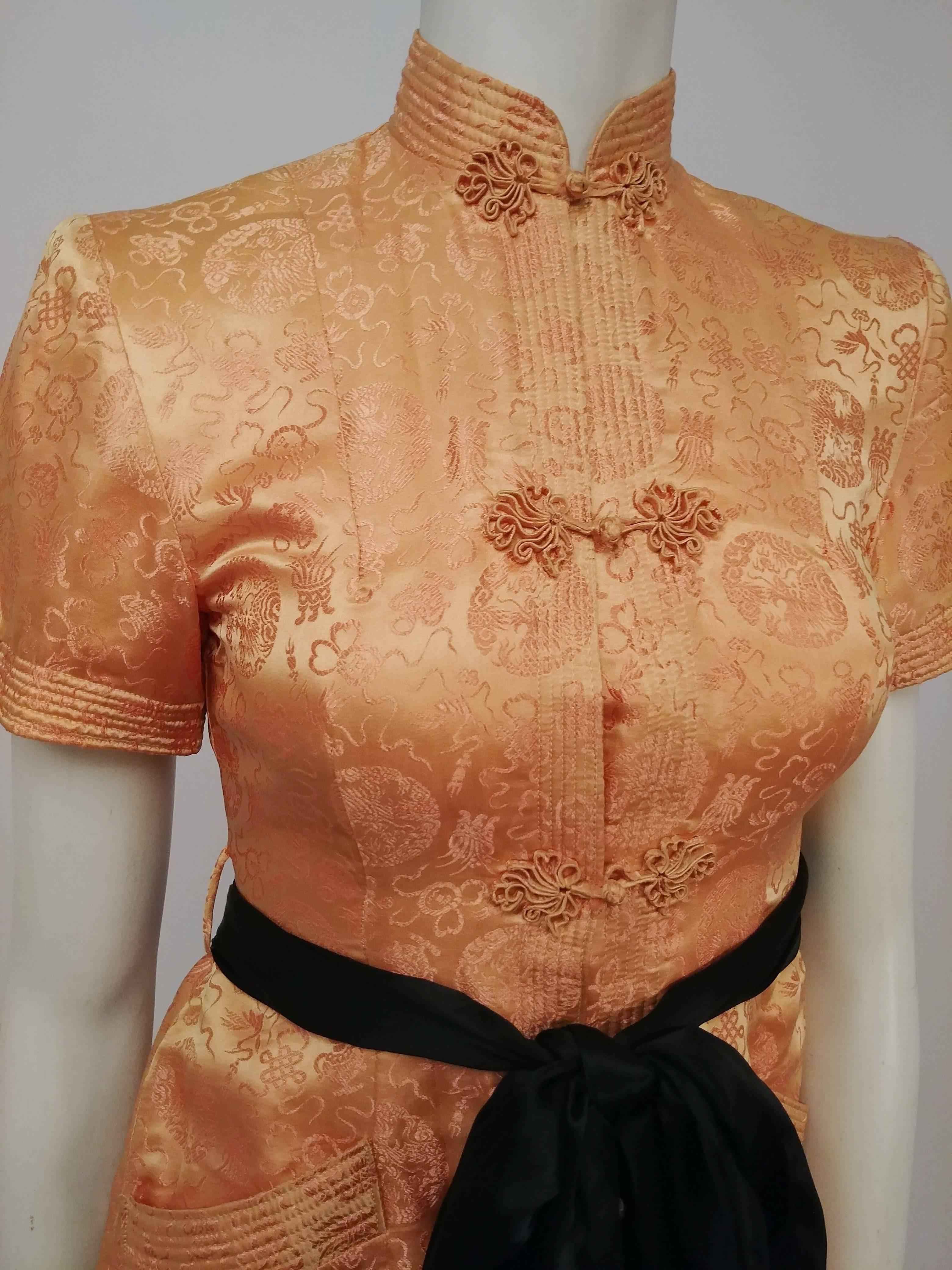 1940er Jahre chinesischen Stil hohen Kragen Bluse w / Ribbon Sash. Goldener Jacquard-Stoff mit Medaillon-Muster, Frosch-Verschlüsse auf der Vorderseite. Lange Schärpe, die durch Gürtelschlaufen gehalten wird. 