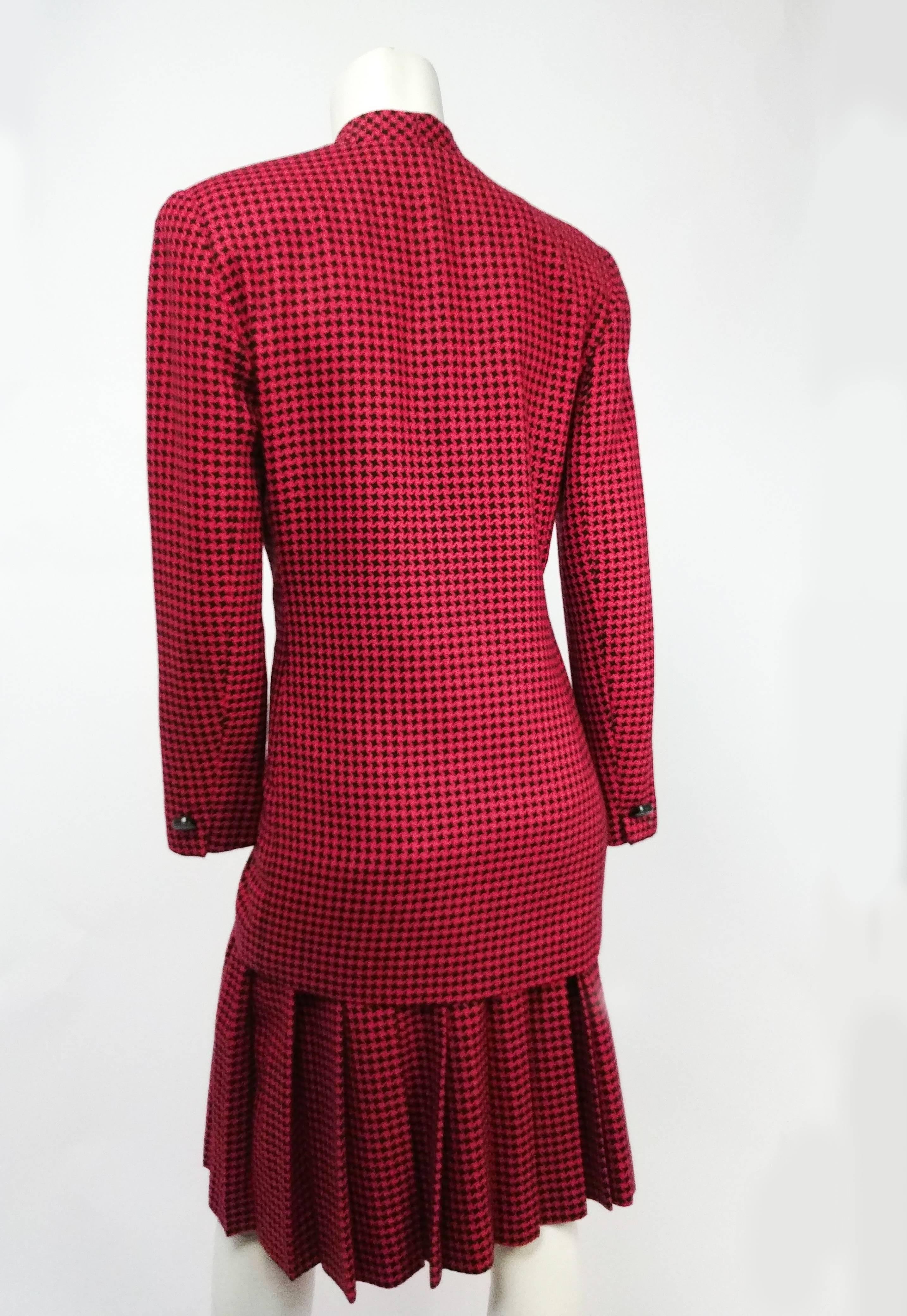 Donna Christian Dior anni '80: set di abiti con gonna a due pezzi in pied-de-poule rosso e nero in vendita