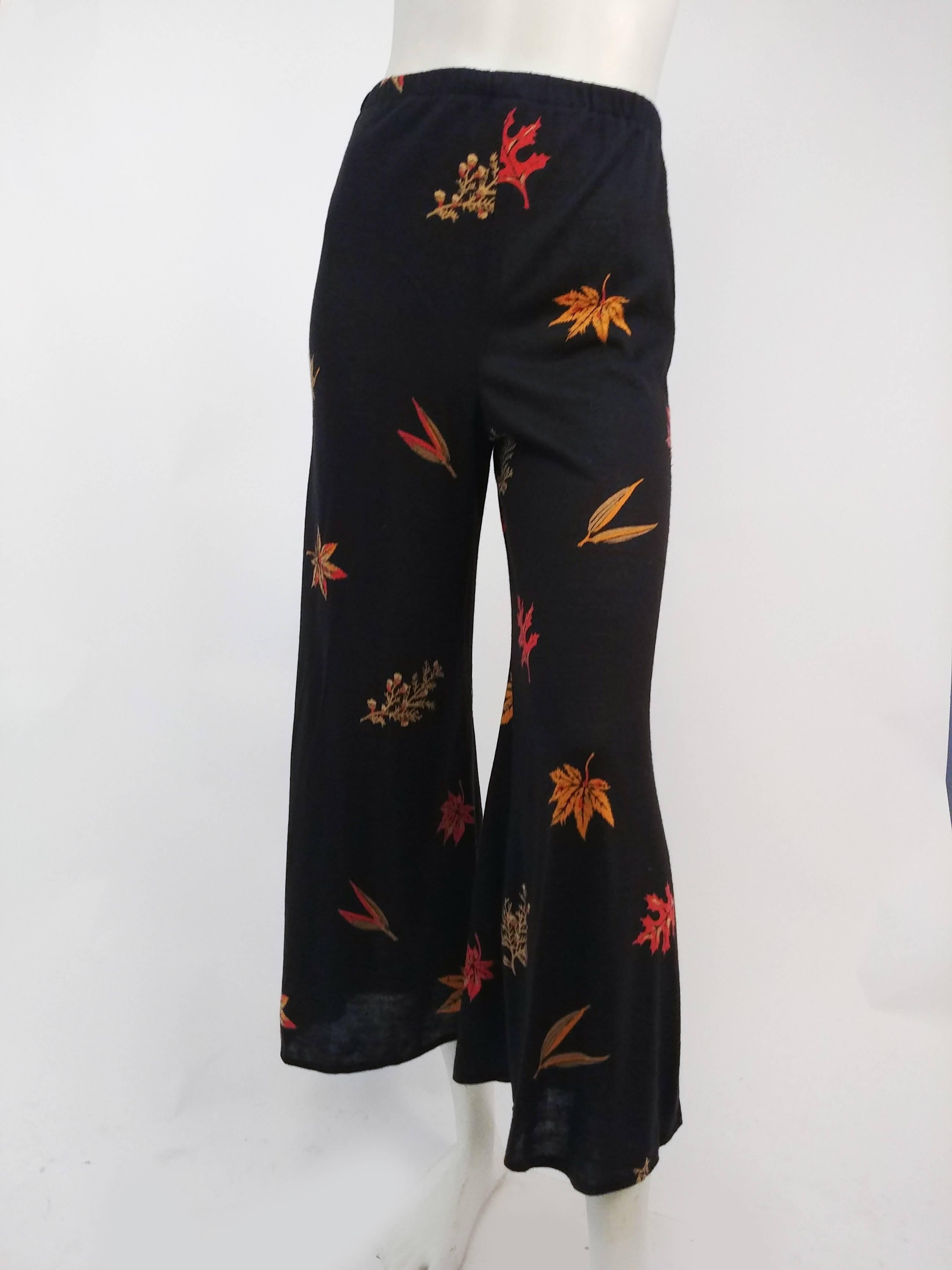 1970s Knit Two Piece Top & Pant w/ Printed Maple Leaves In Good Condition For Sale In San Francisco, CA