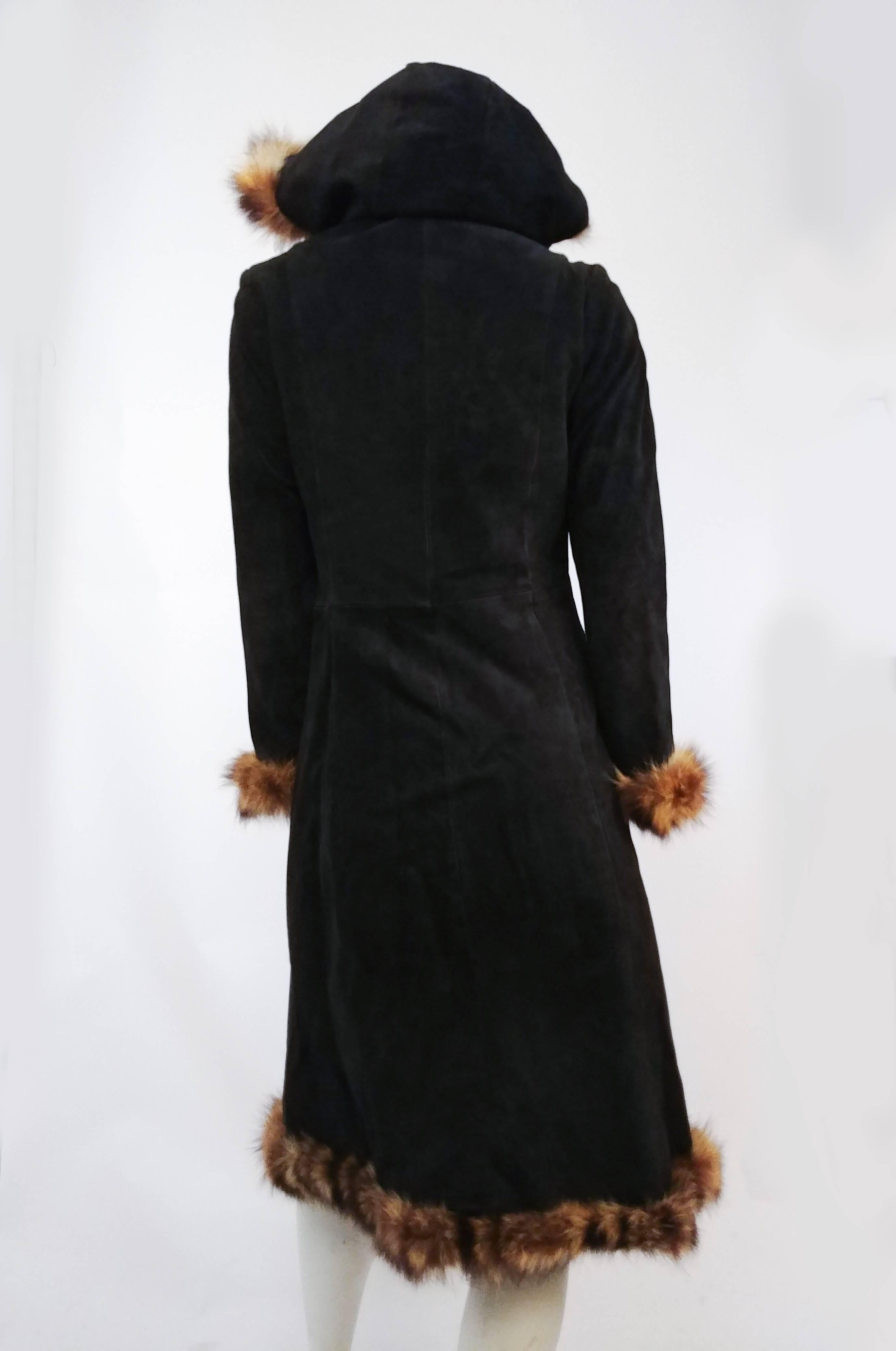 1970s Black Suede Leather Coat w/ Raccoon Trim In Good Condition For Sale In San Francisco, CA