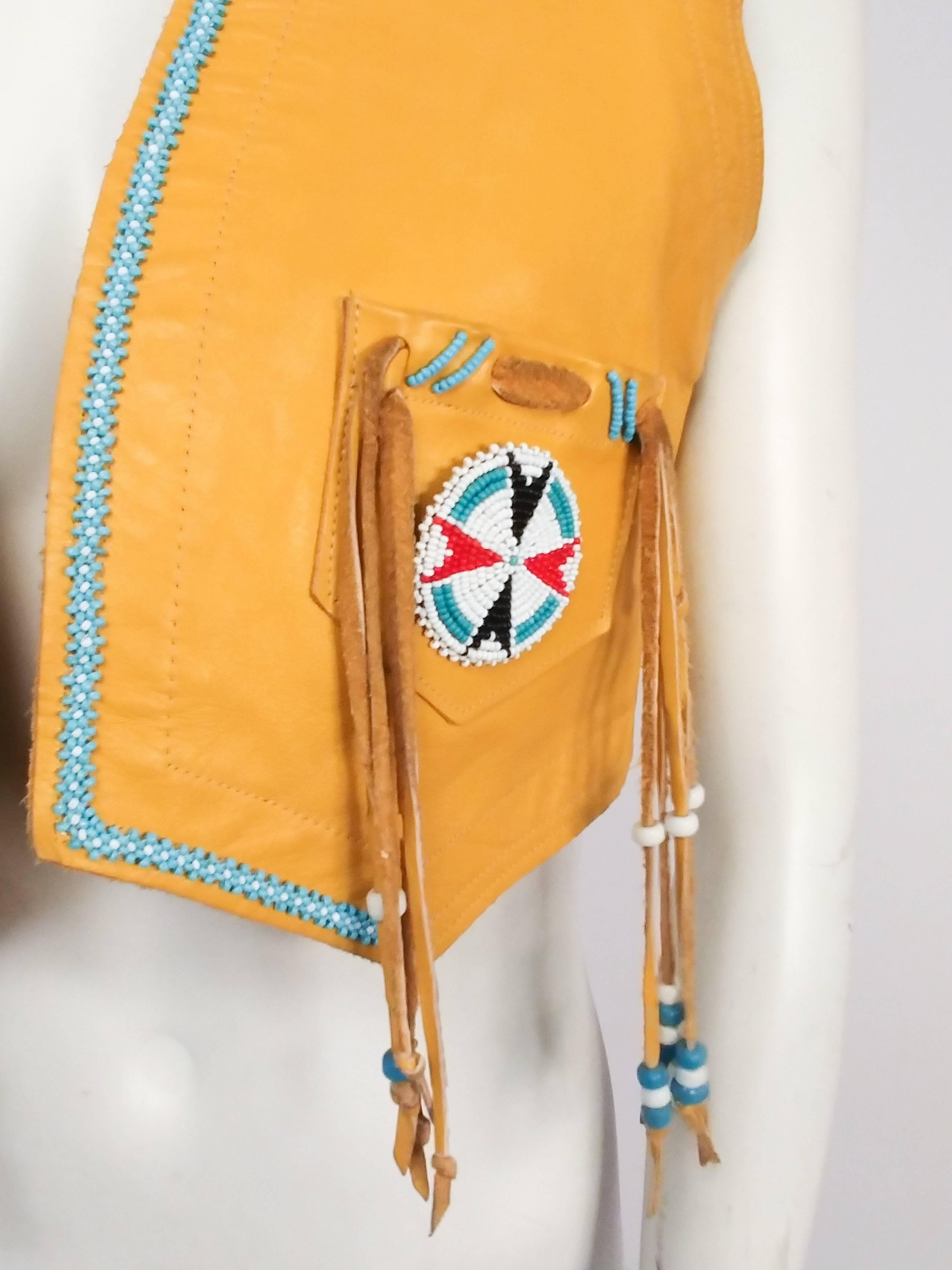 1960er Jahre Handgefertigte Hippie Lederweste mit Glasperlen. Kurze Lederweste mit Perlen und Fransen im Stil der Ureinwohner. 