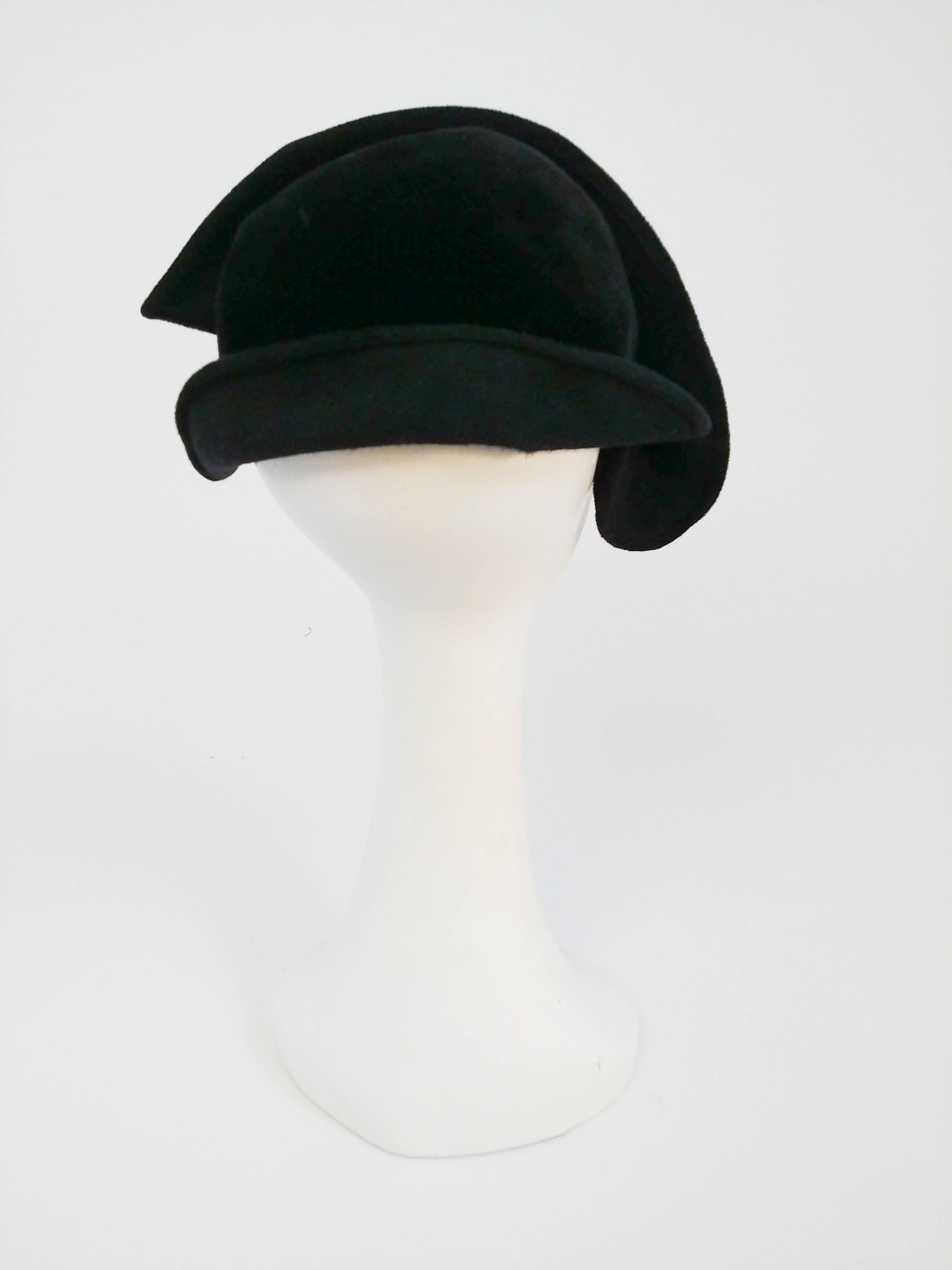 1930s Black Art Deco Asymmetrical Hat In Good Condition In San Francisco, CA