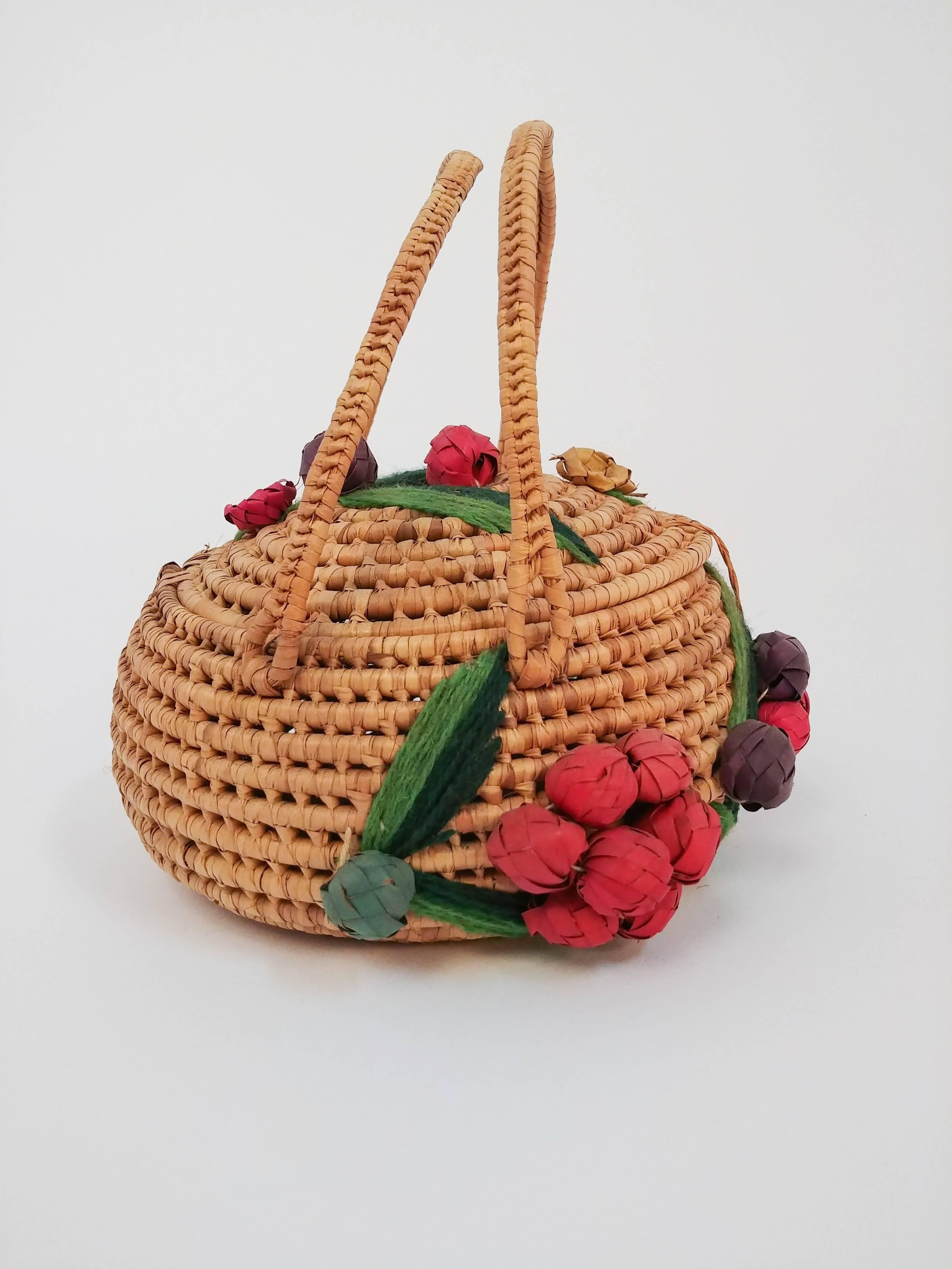 1950s Mexican Souvenir Woven Straw Purse. Adorable round 1950s straw purse with yarn embroidery and straw three dimensional flowers. 