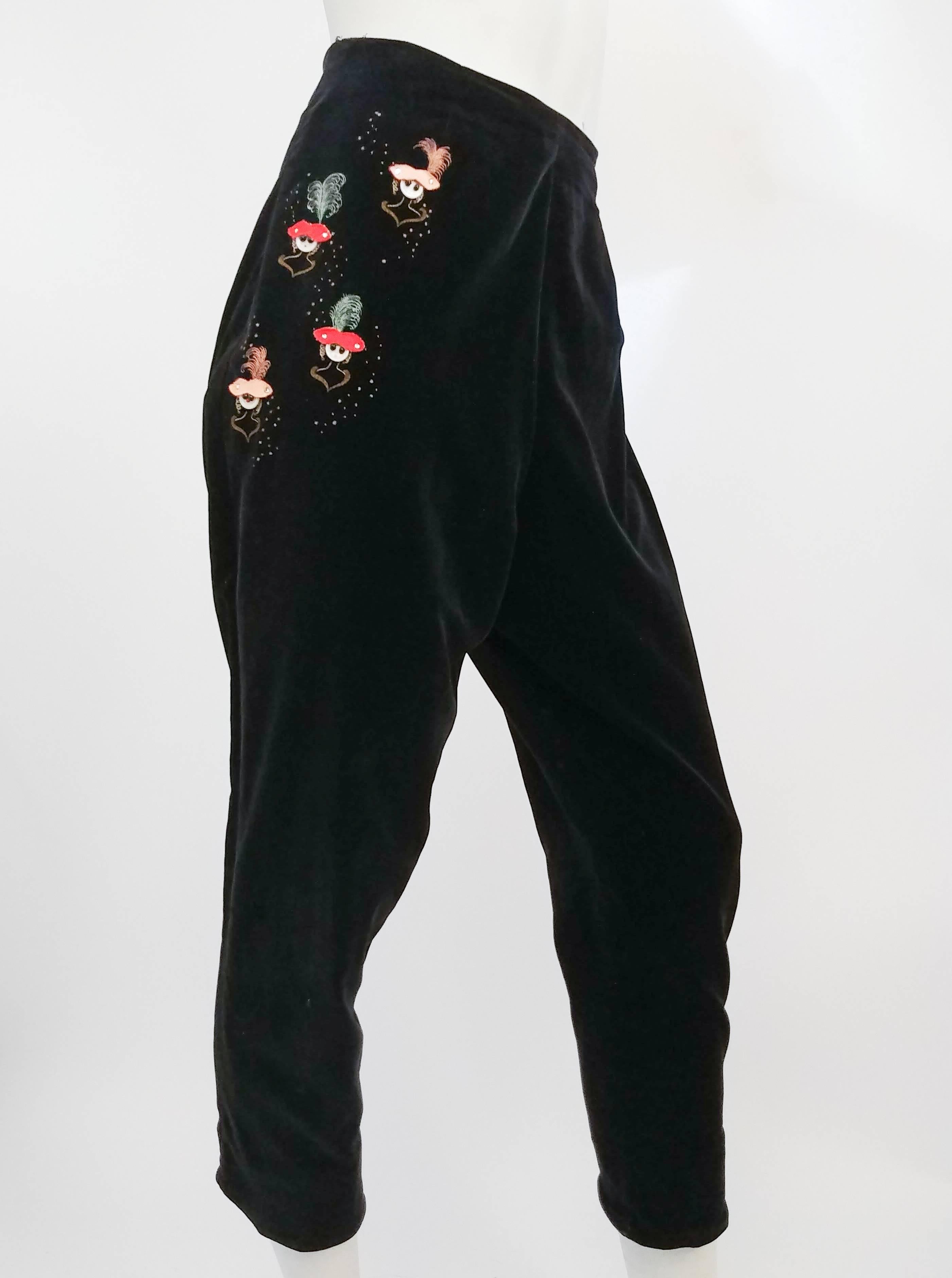 Ensemble pantalon Capri en velours noir et haut orné des années 1950 Bon état - En vente à San Francisco, CA