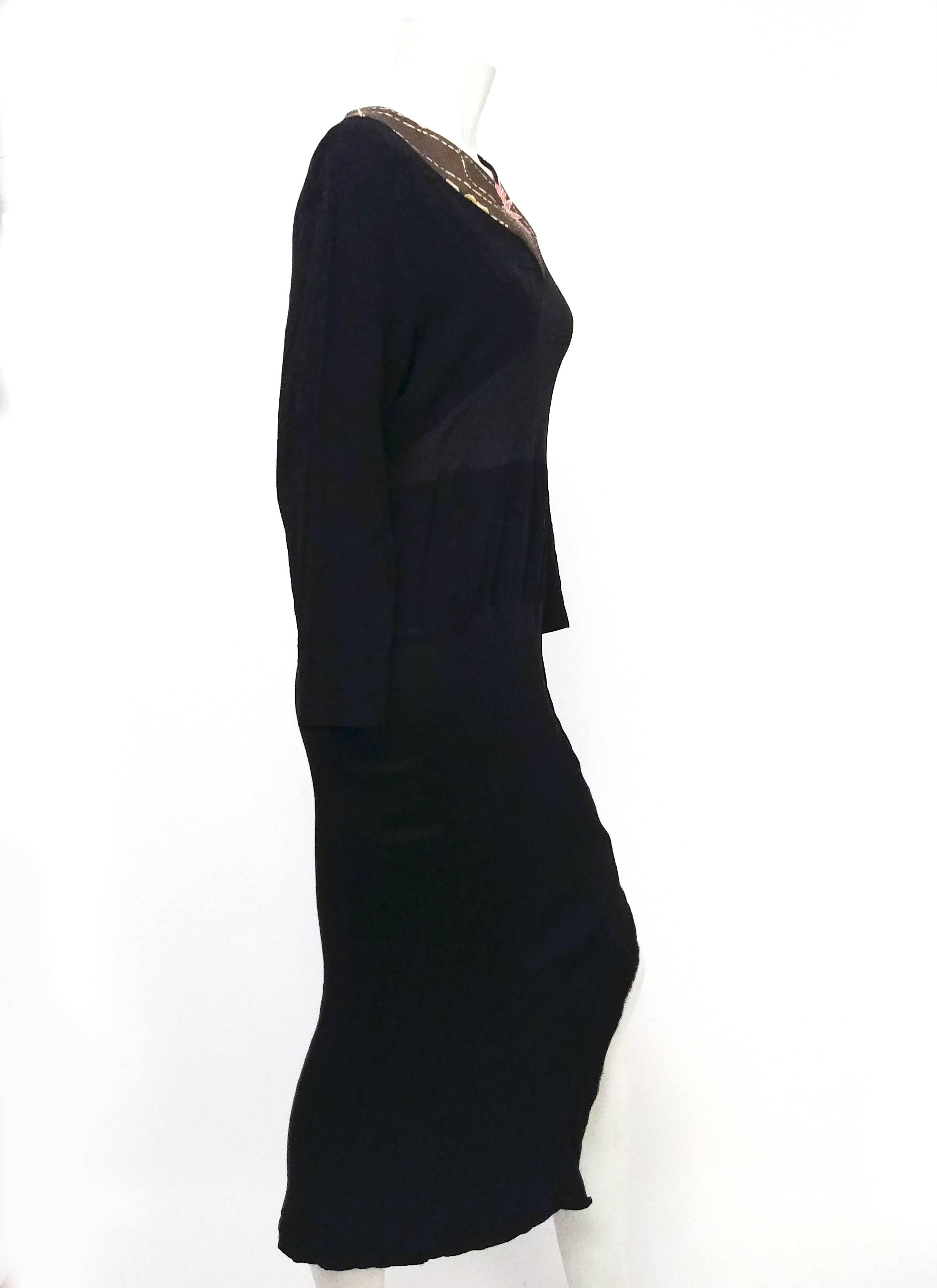 1980 Japanese Black Pleated Dress with Kimono Silk Trim. Plis serrés et tissu jacquard floral. Pas de fermeture, s'enfile par-dessus la tête. Légère élasticité due aux plis. Attache à la taille dans le dos. 