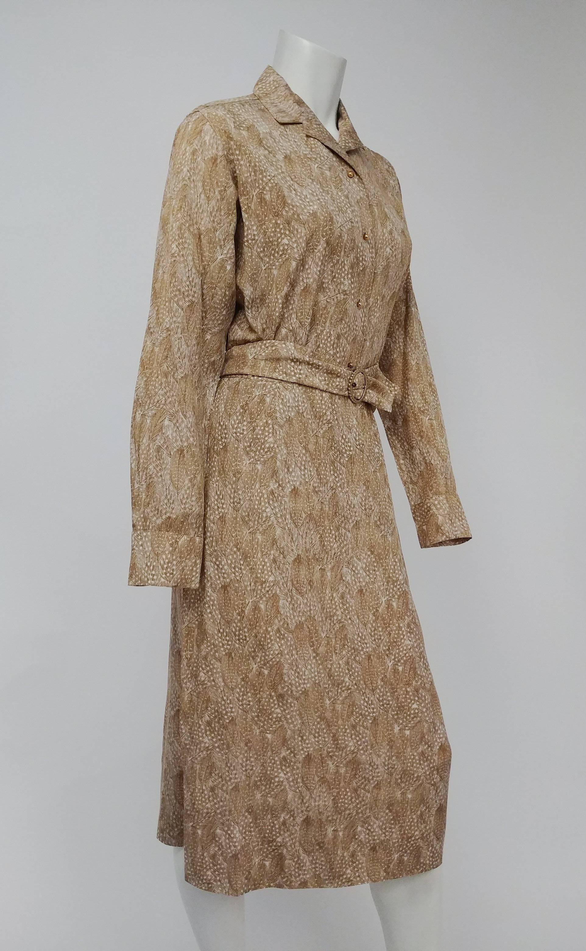 ensemble de jupe imprimée à plumes vertes des années 1970 de Bill Atkinson avec ceinture assortie. Ensemble jupe verte et large ceinture assortie avec coton imprimé de plumes, boutons et boucle de couleur dorée