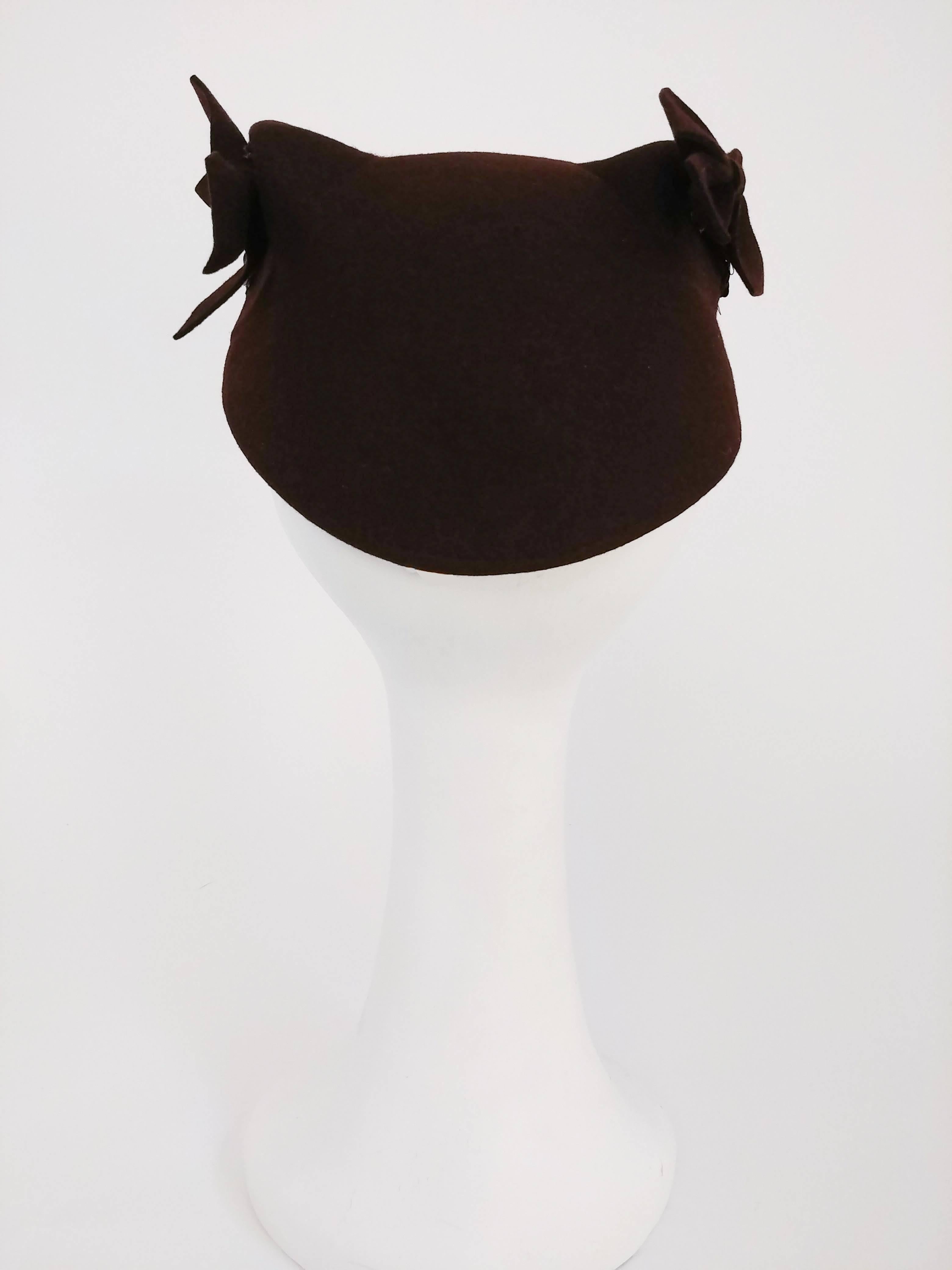 1940s Brown Wool Felt Hat w/ Sequins & Bows In Good Condition For Sale In San Francisco, CA