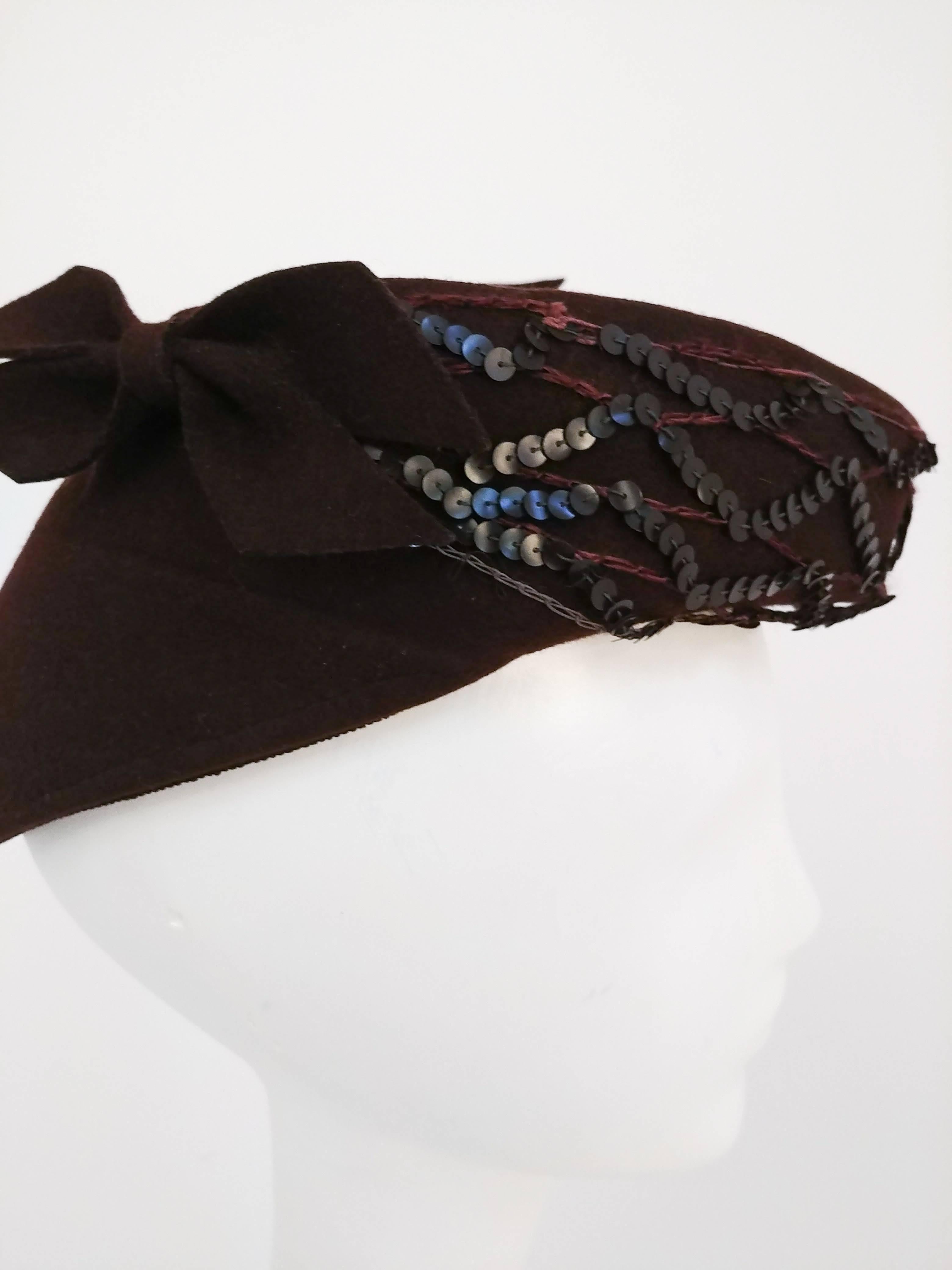 chapeau en feutre de laine marron des années 1940, avec paillettes et nœuds. Laine marron avec décoration à paillettes et nœuds en feutre. 22 3/4 de circonférence. 