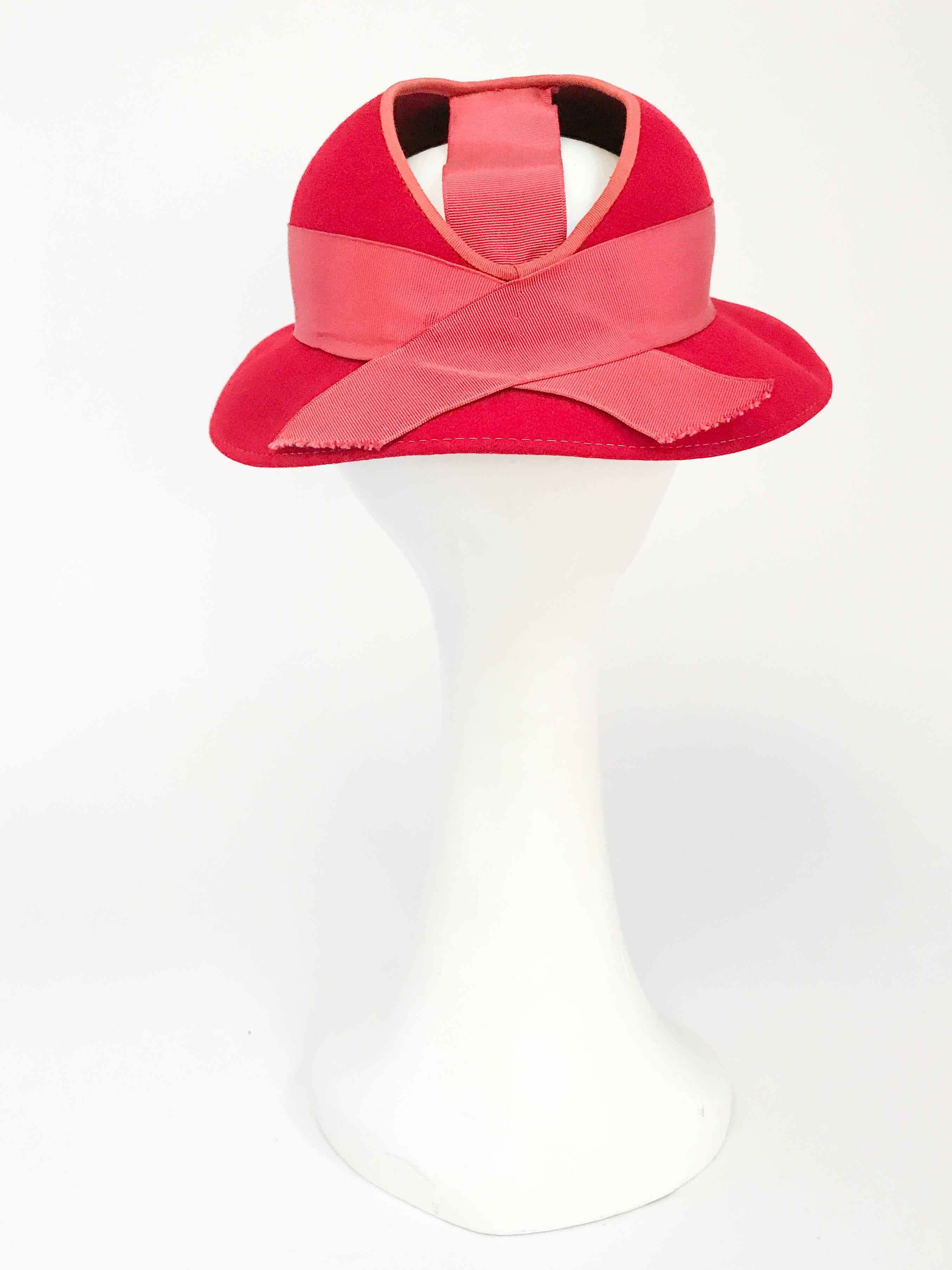 1930s Red Felt hat with Hand Painted Ski Buttons In Good Condition For Sale In San Francisco, CA