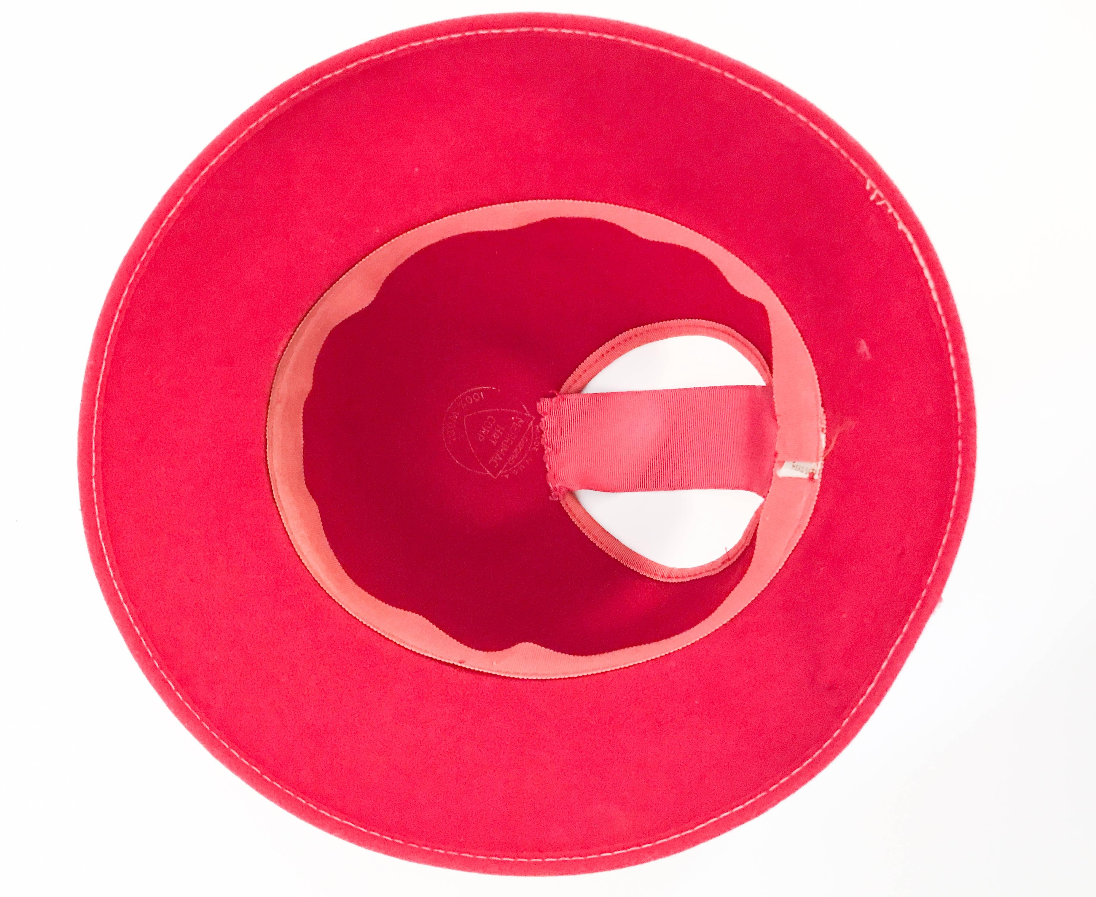 Cappello anni '30 in feltro rosso con bottoni da sci dipinti a mano in vendita 3