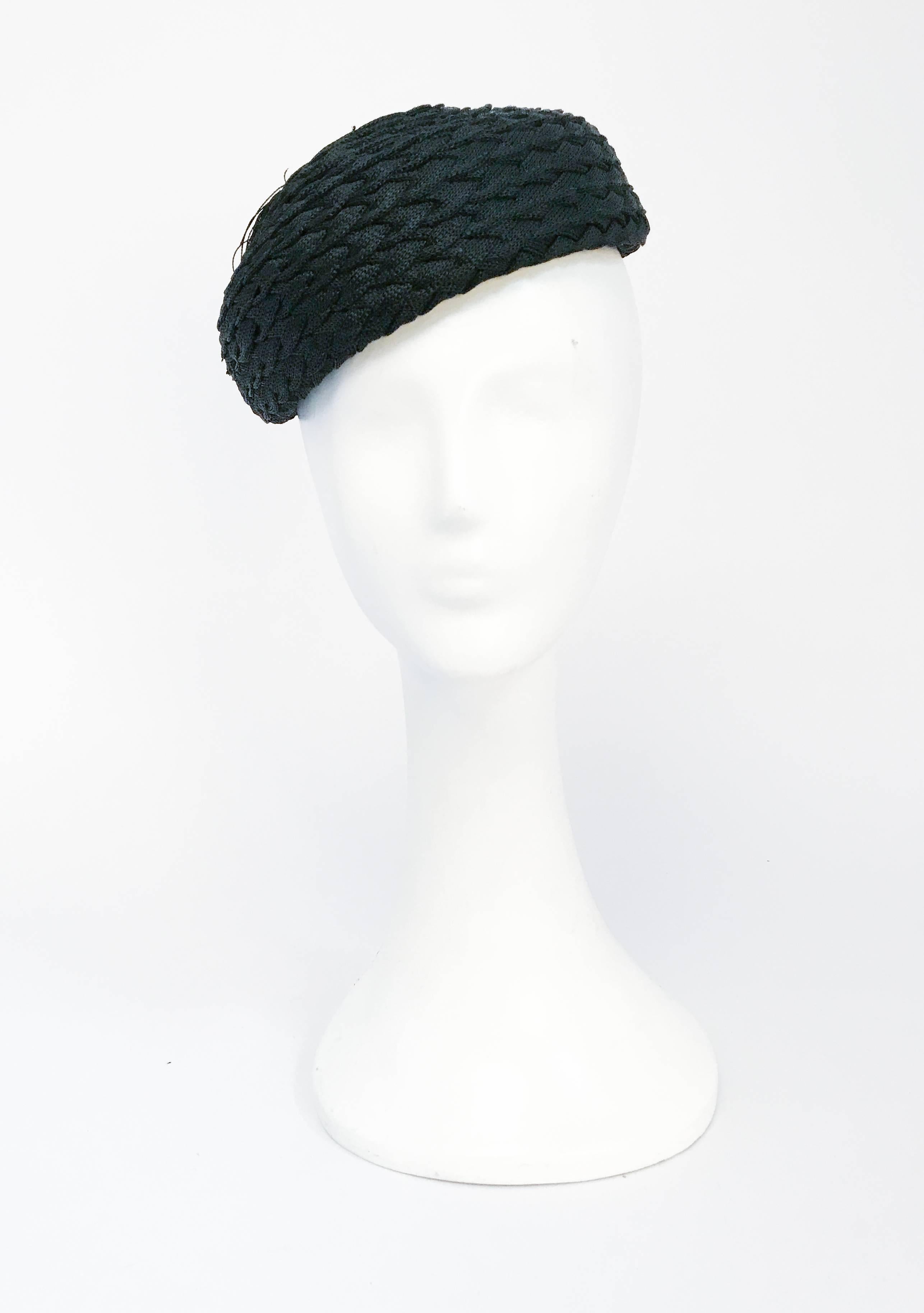 chapeau noir tressé des années 1930 avec pompon assorti. Tresse tissée noire avec gland cousu sur le côté. Élastique fourni pour fixer le chapeau sur la tête.