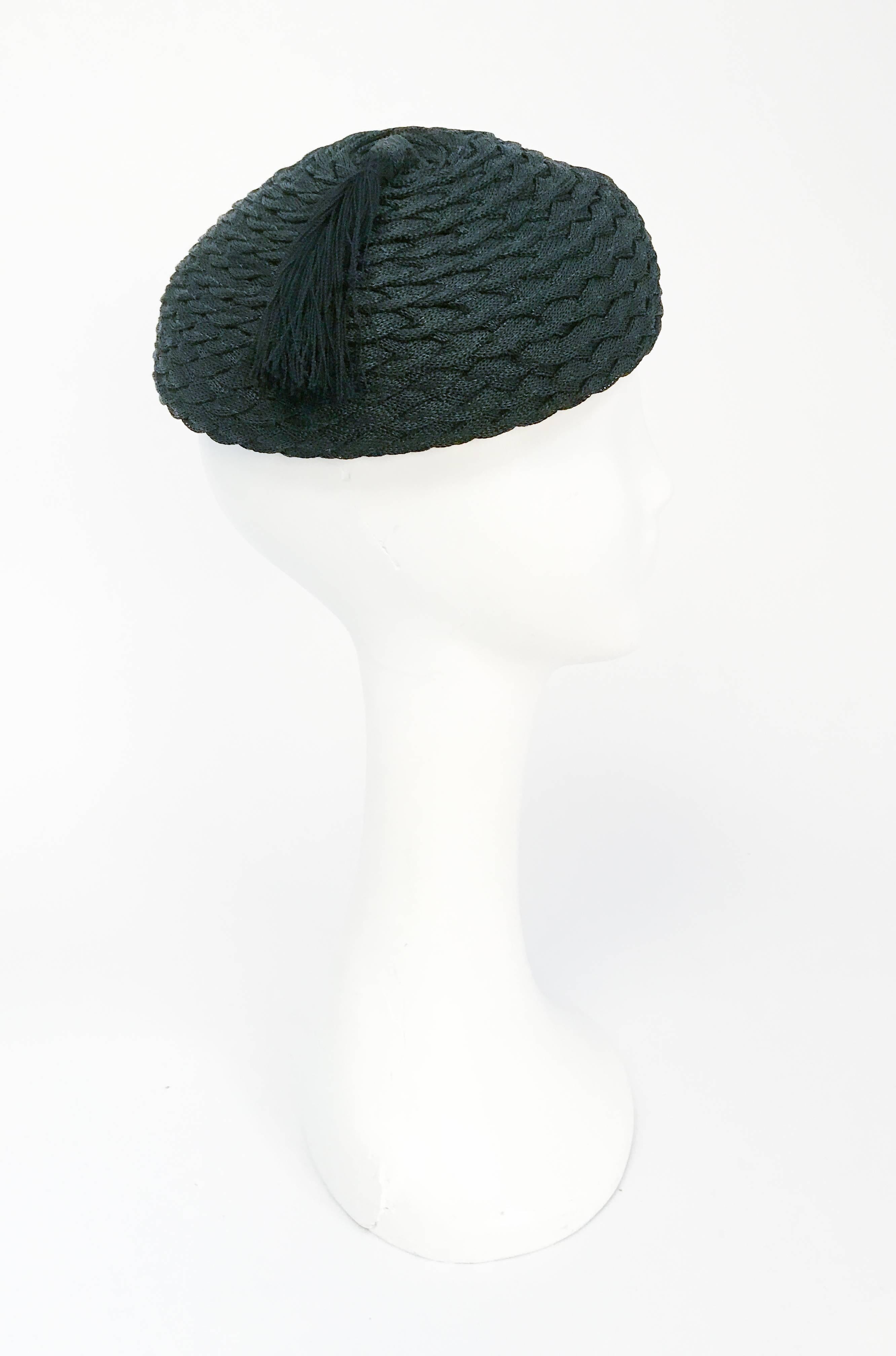 Noir Chapeau noir tressé des années 1930 avec pompon assorti en vente