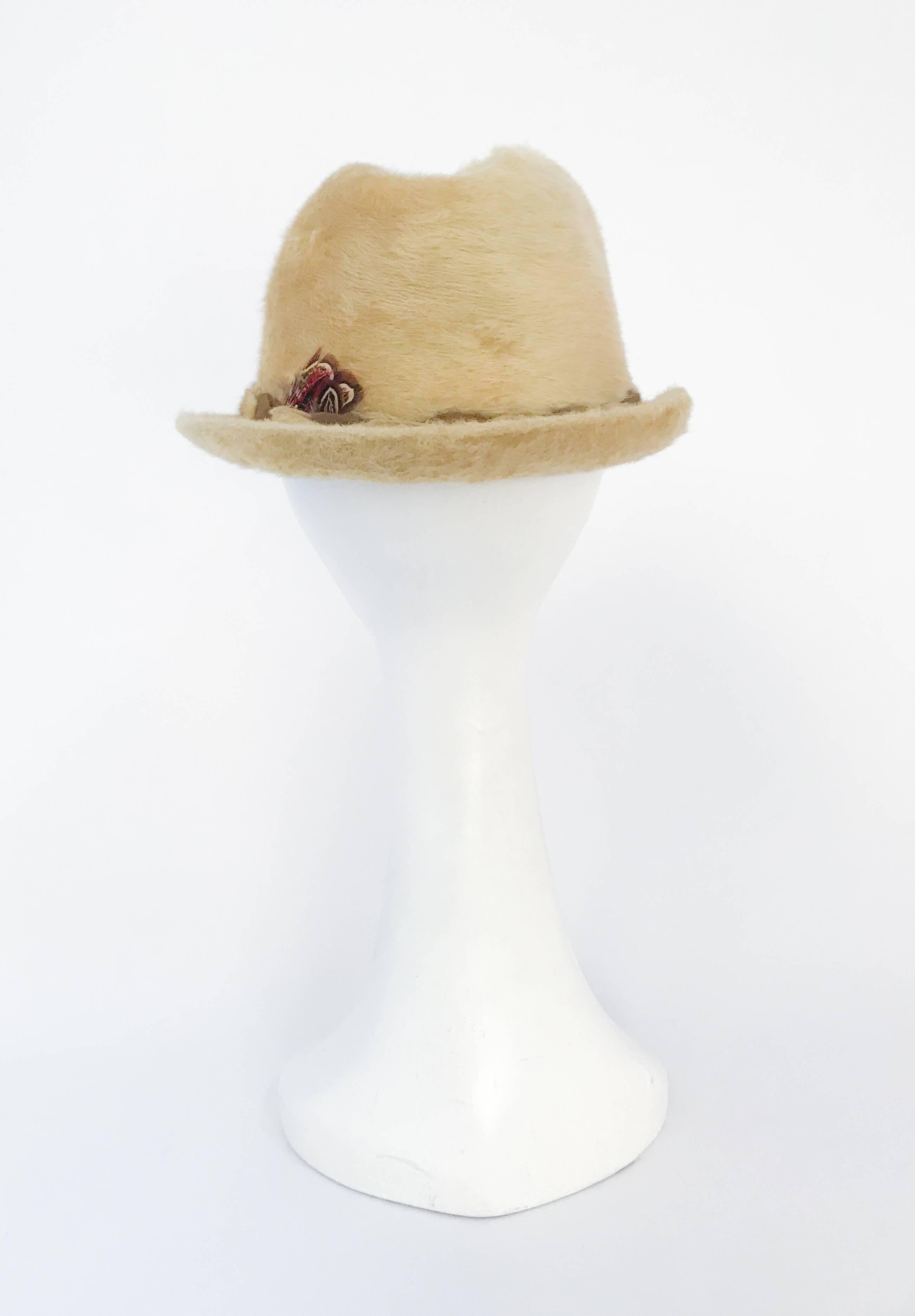 Beige 1960s Tan Beaver Felt hat with Two-Tone Band For Sale