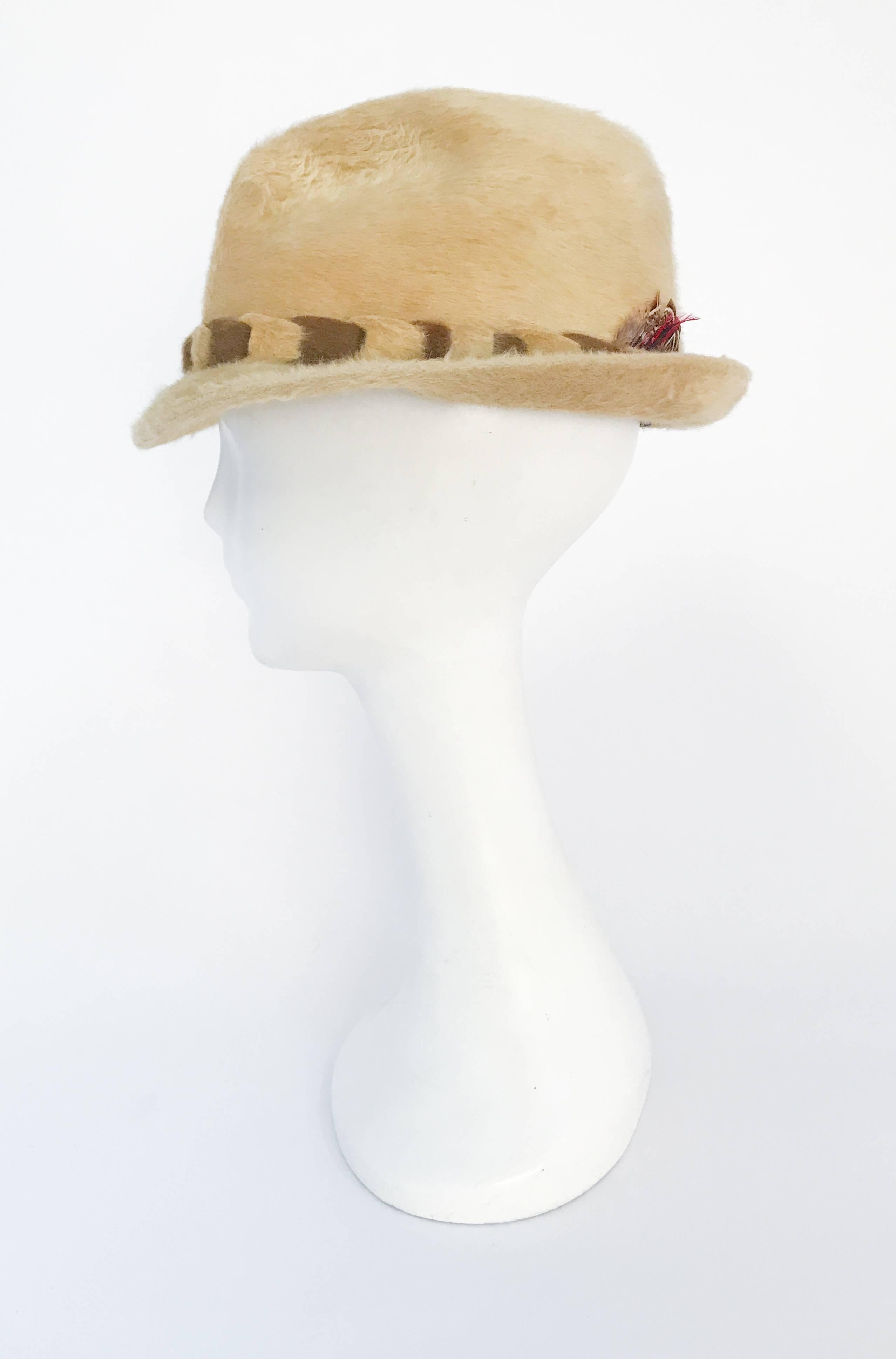 1960s Tan Beaver Felt hat with Two-Tone Band In Good Condition For Sale In San Francisco, CA