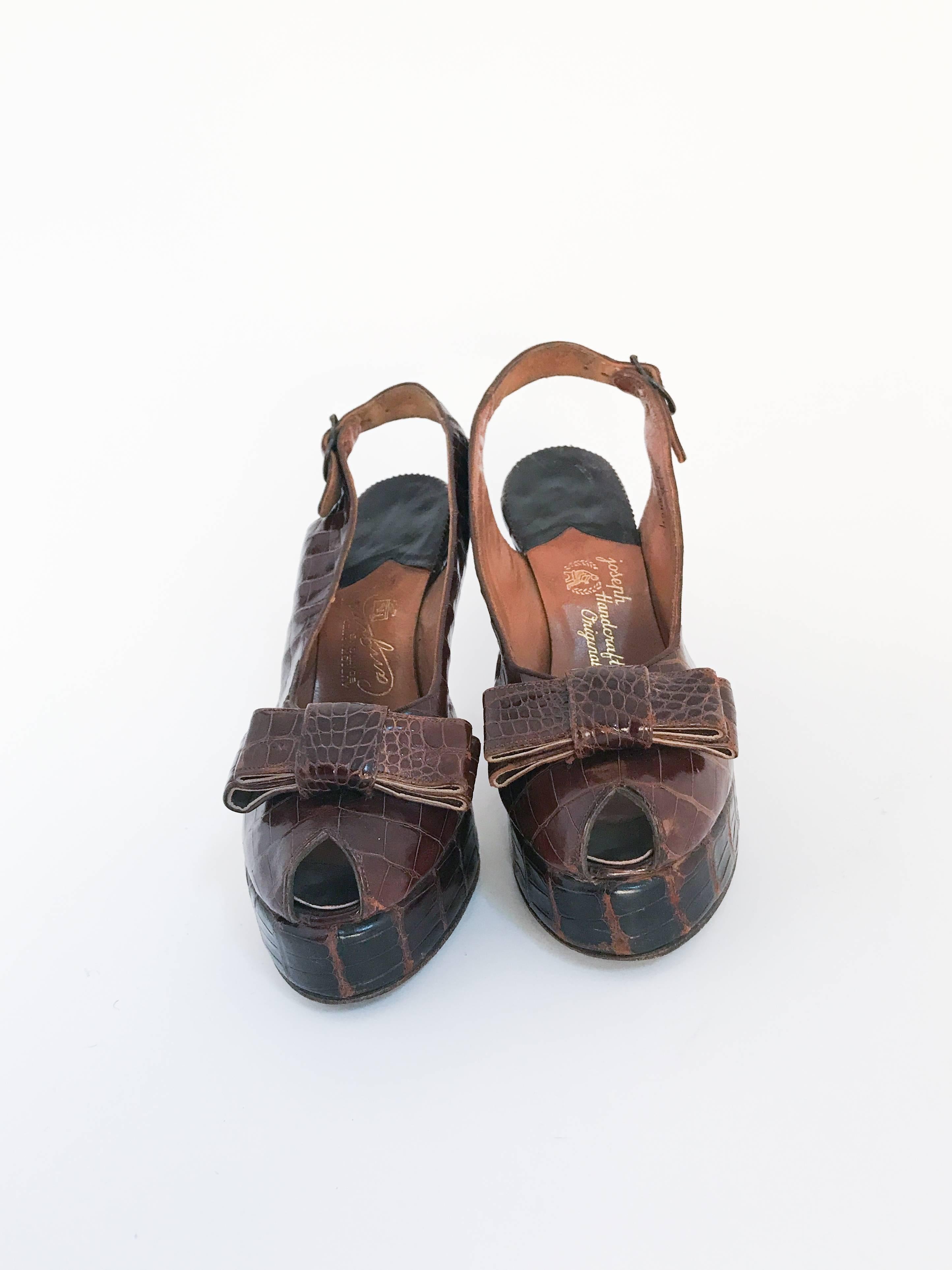 Gris Chaussures à talons en alligator marron avec bride arrière, 1947