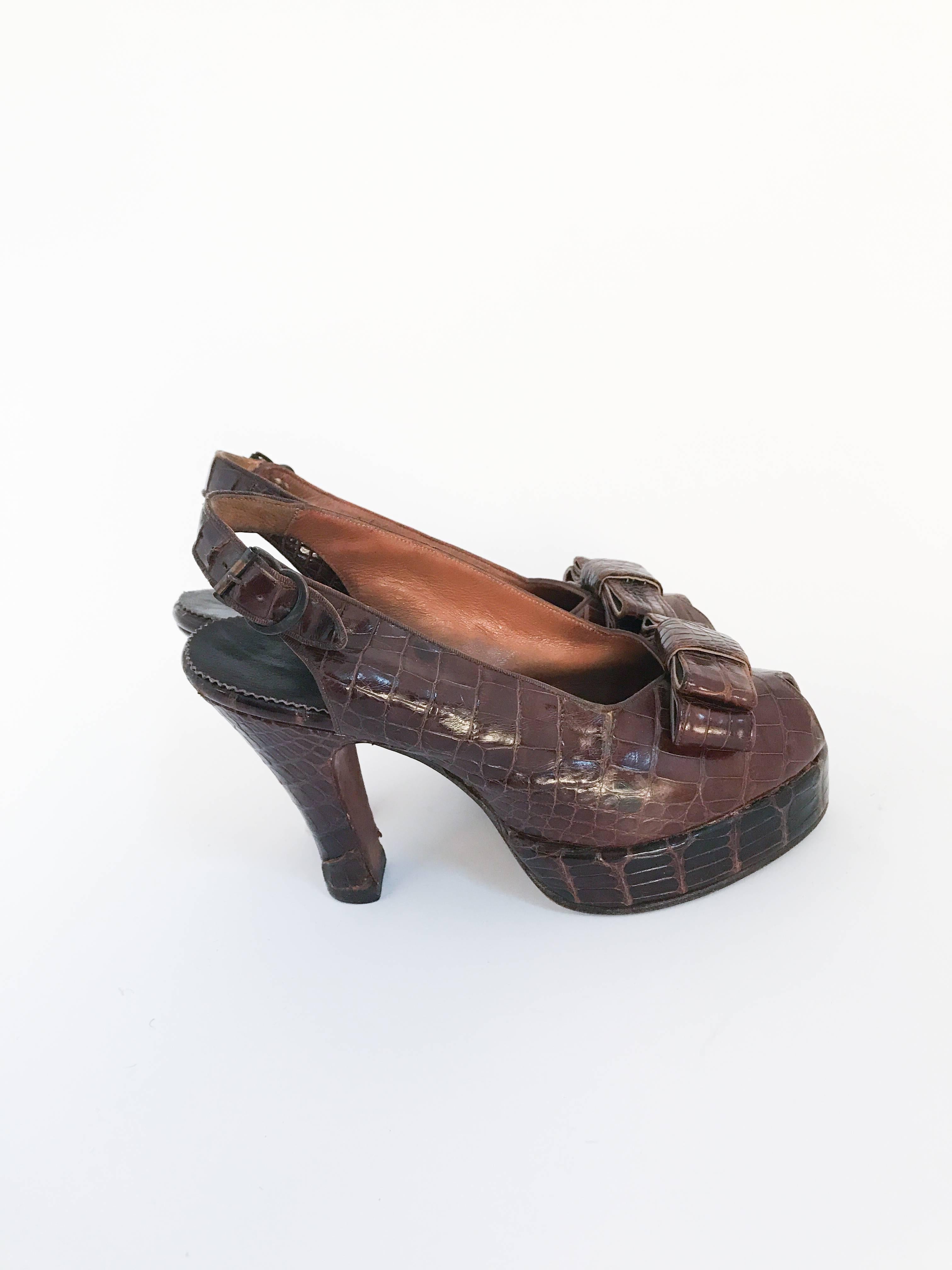Chaussures à talons en alligator marron avec bride arrière, 1947 Bon état à San Francisco, CA