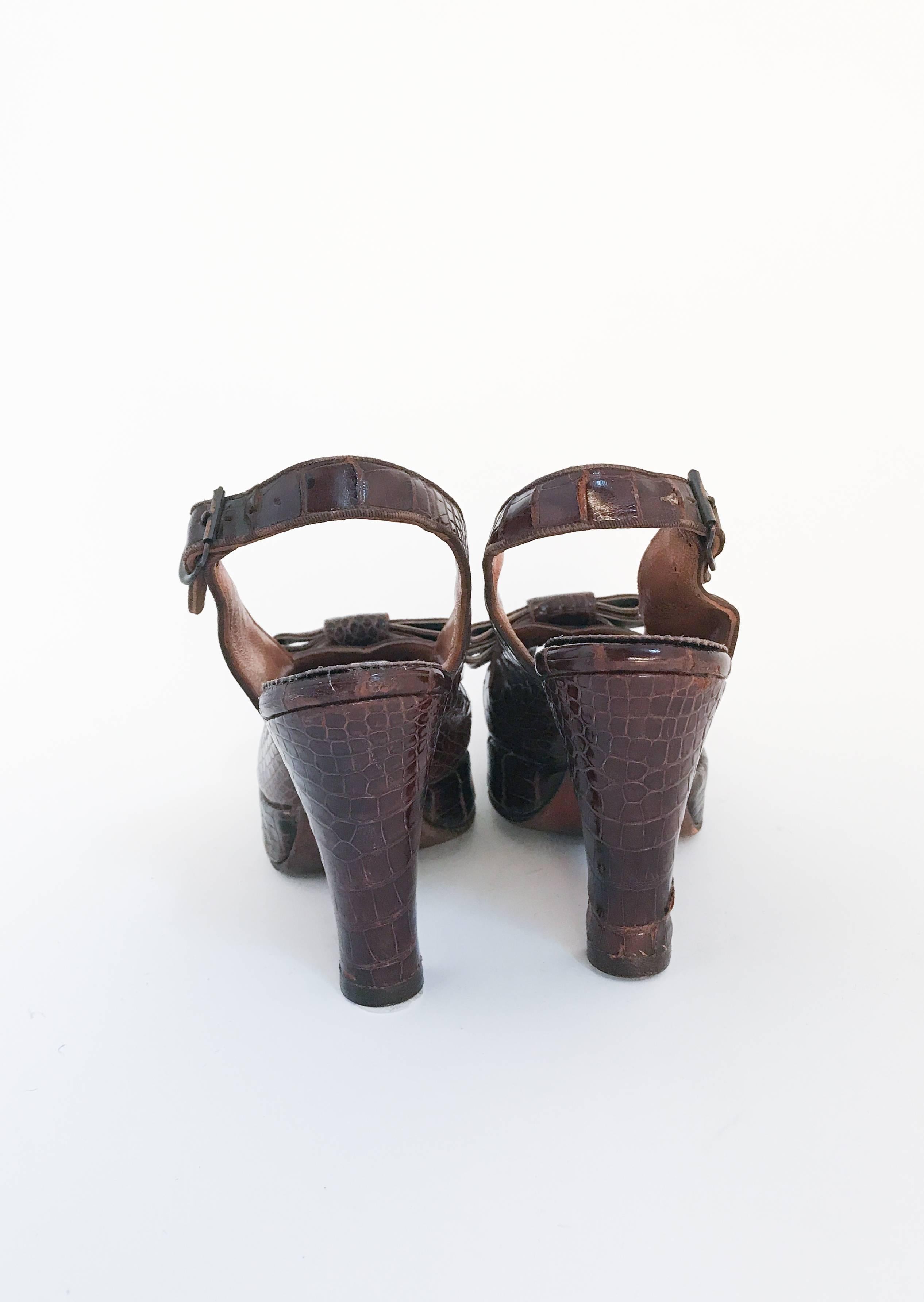  Chaussures à talons en alligator marron avec bride arrière, 1947 Pour femmes 