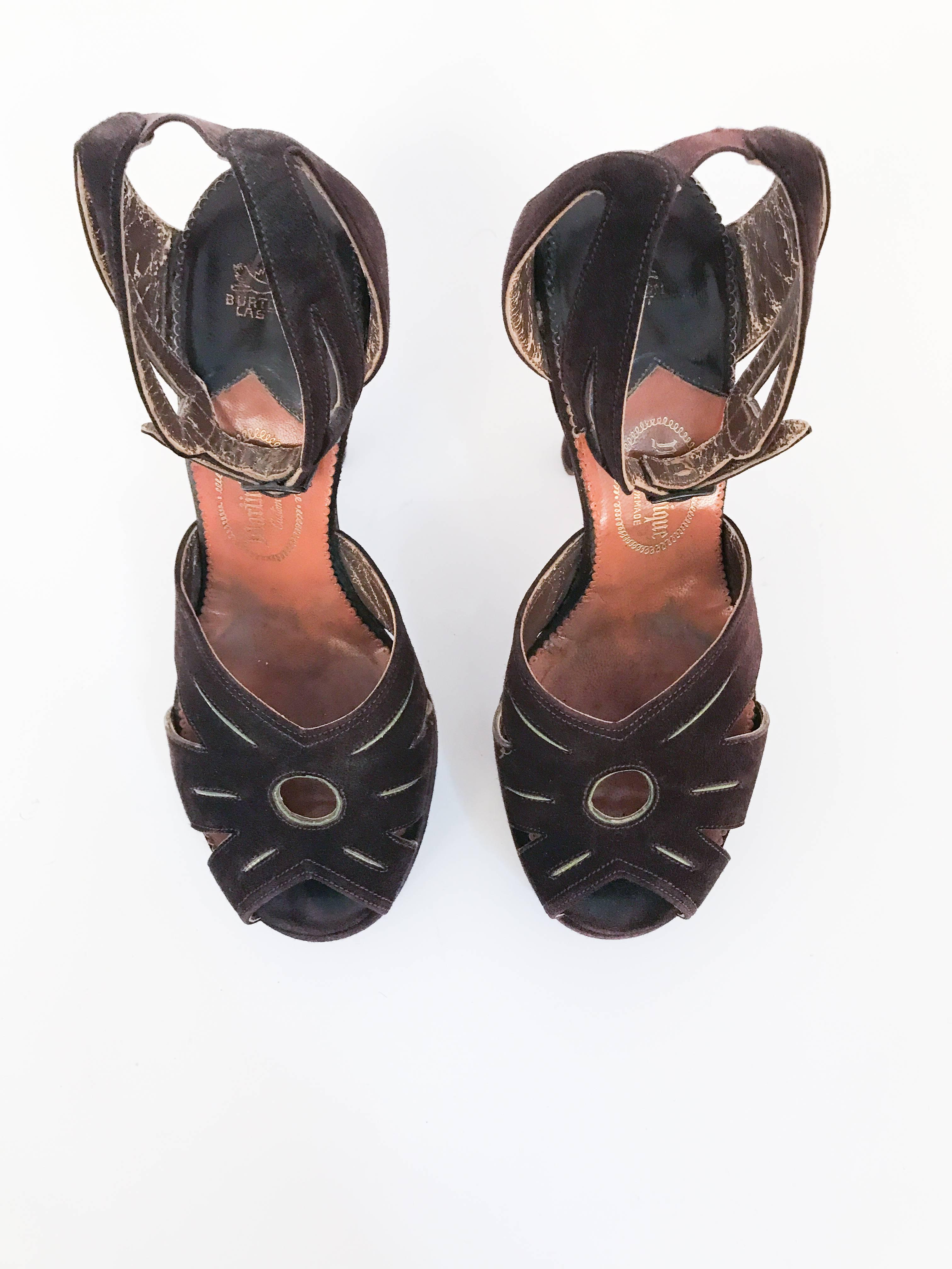 Noir Chaussures à talons en daim marron avec découpes, 1947 en vente