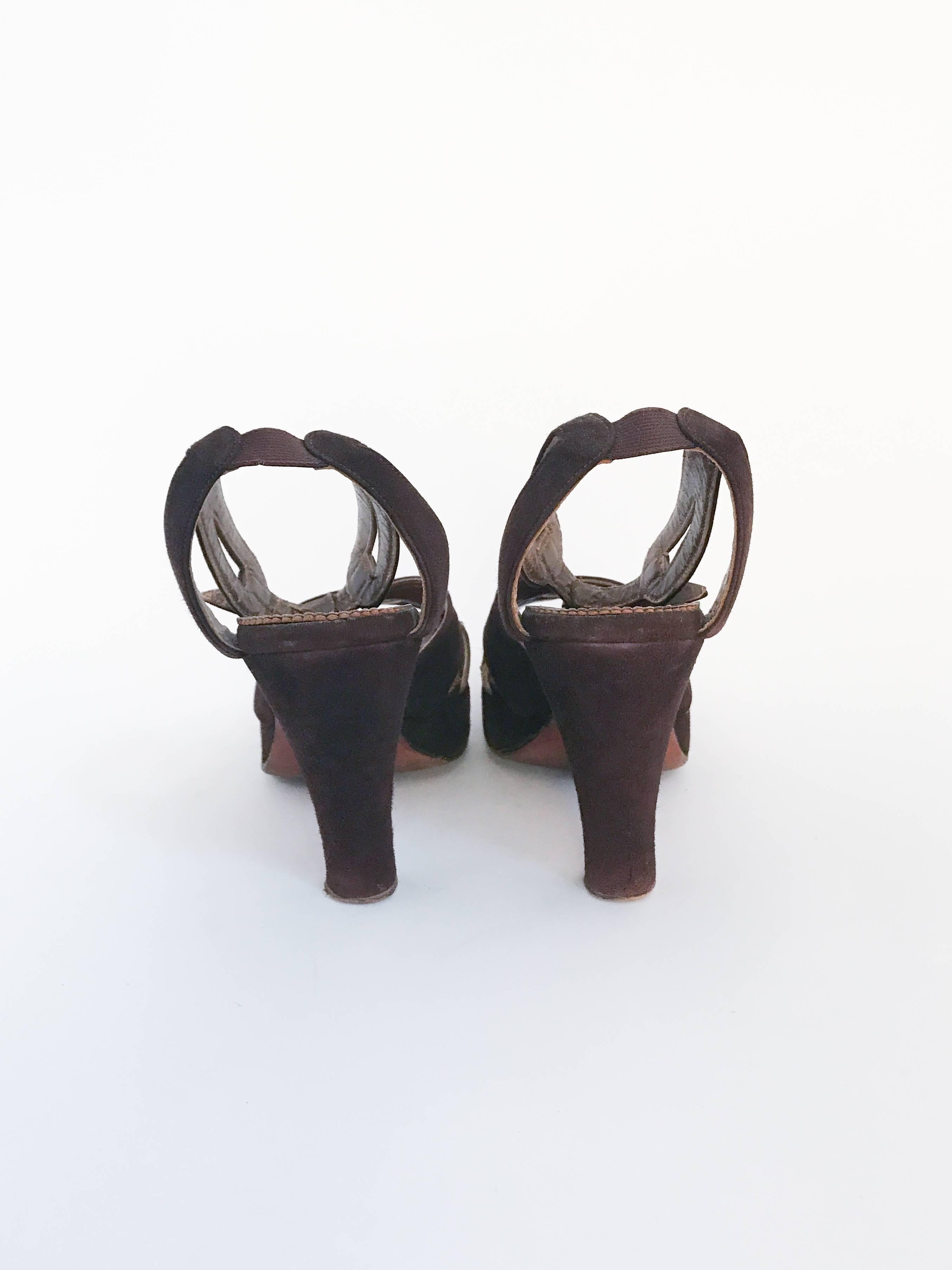 Chaussures à talons en daim marron avec découpes, 1947 Unisexe en vente