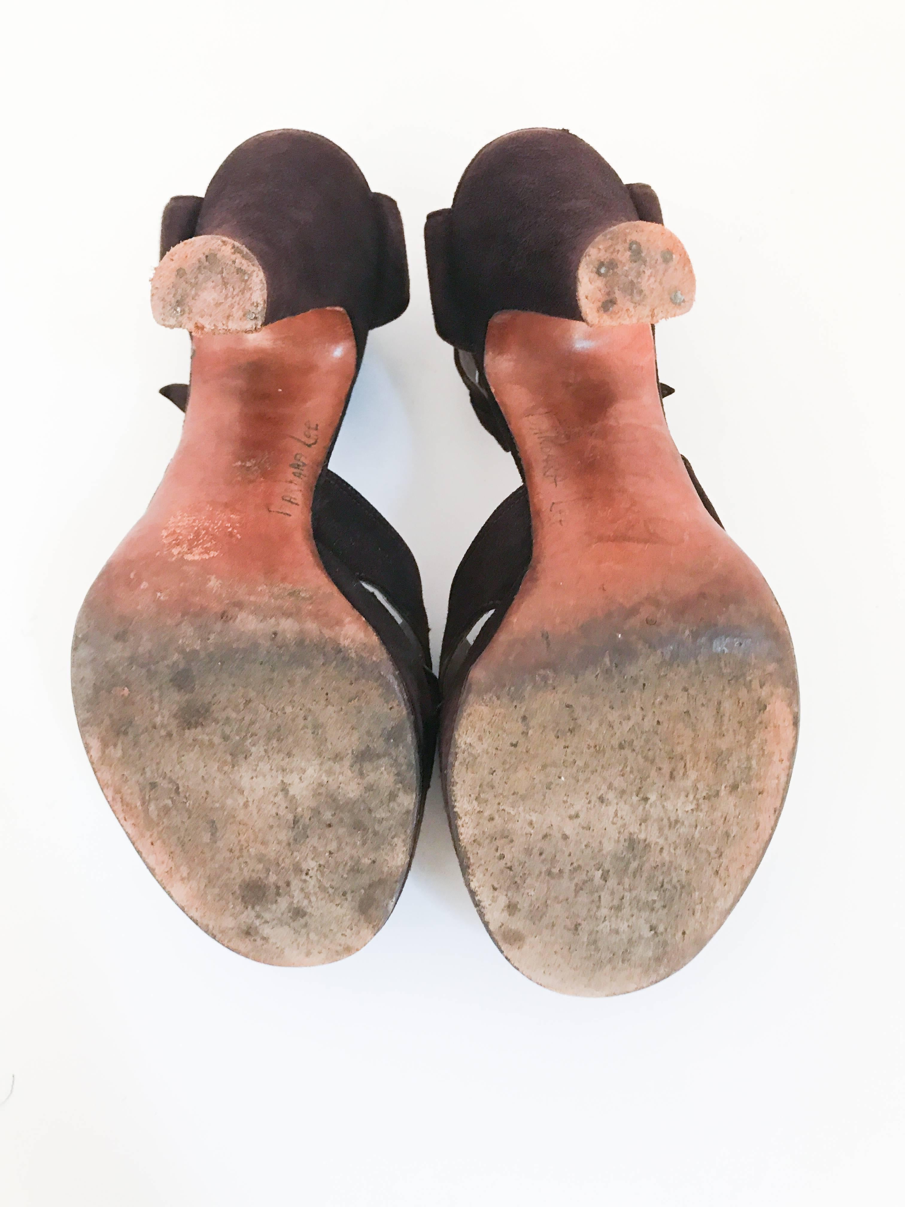 1947 Brown Suede Heels With Cut-out Accents For Sale 2
