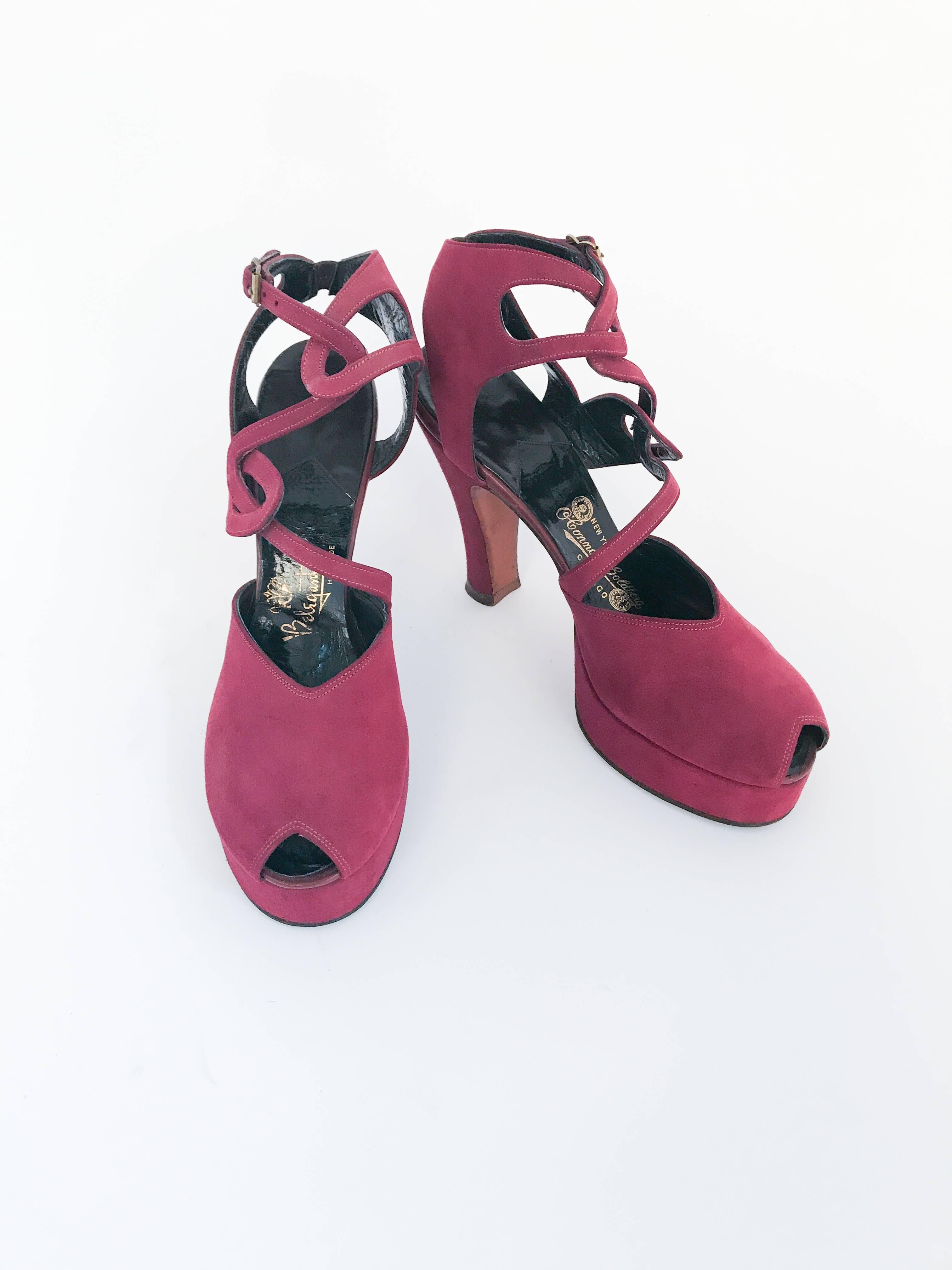 chaussures à talons en daim prune de 1947 avec lanières et découpes. Chaussures à talon en daim prune avec lanière et orteil voyant, avec découpes et boucle latérale.