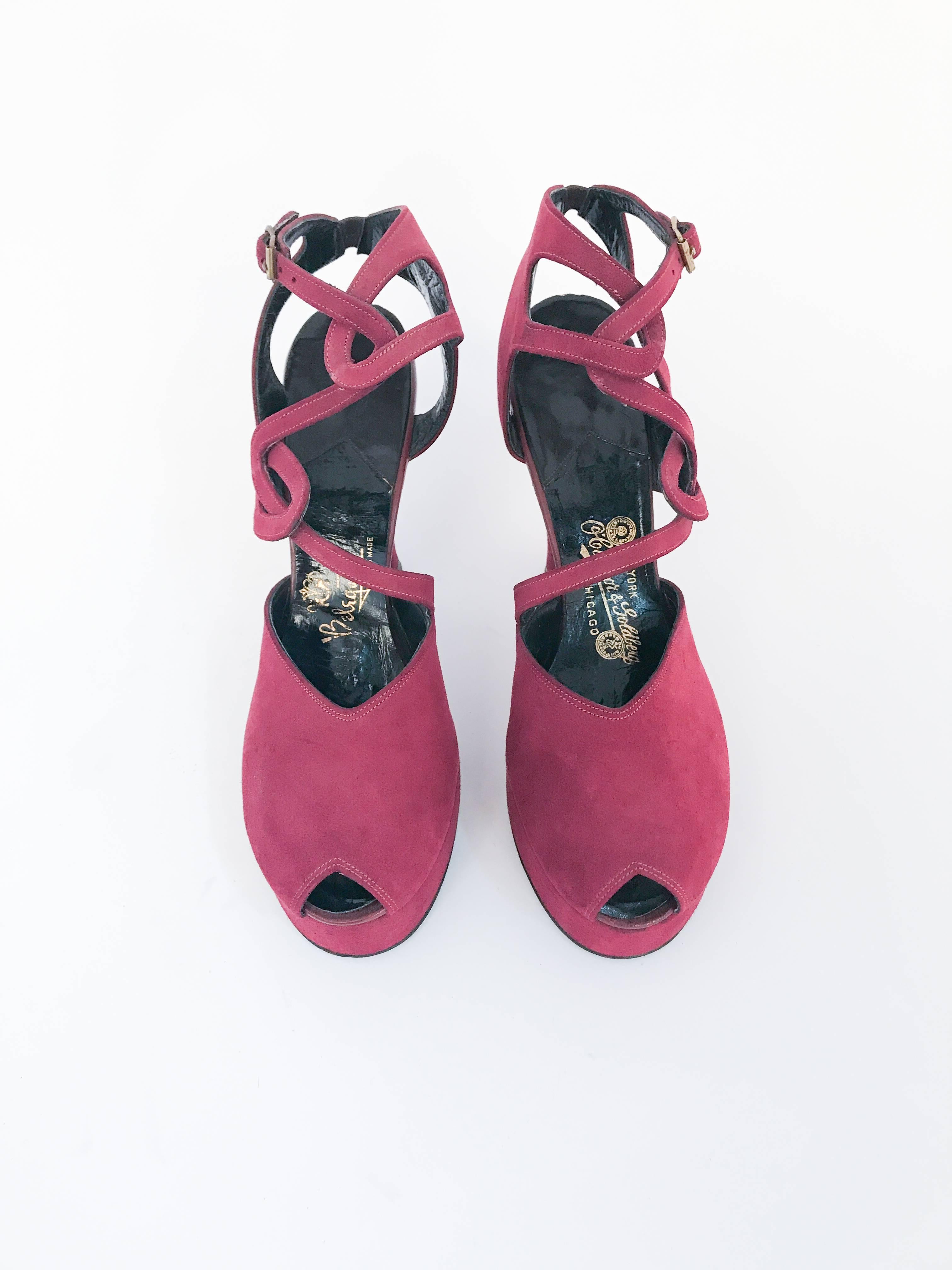 Marron Chaussures à talons en daim prune avec lanières et découpes, 1947 en vente